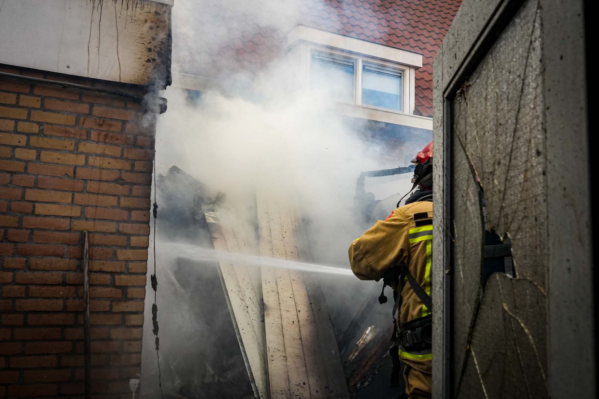 Woningbrand door vuurwerk op dak van aanbouw