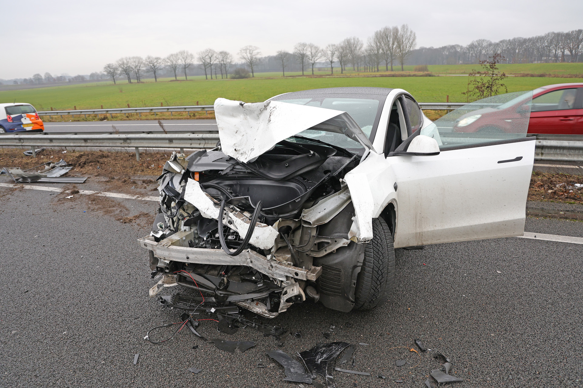 Veel schade na ongeval op snelweg, lange file tot gevolg