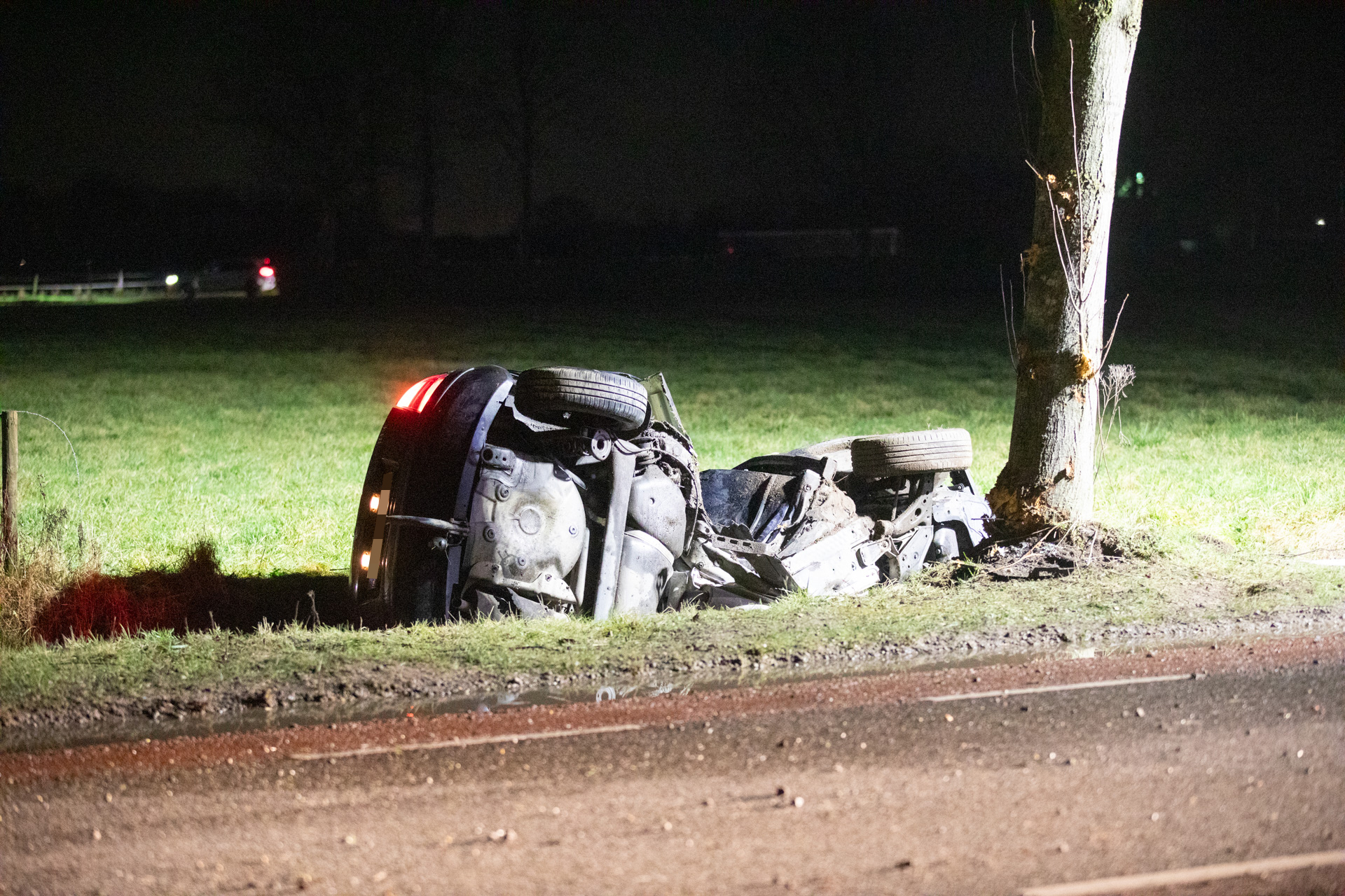 Vrouw (27) overleden na botsing tegen een boom