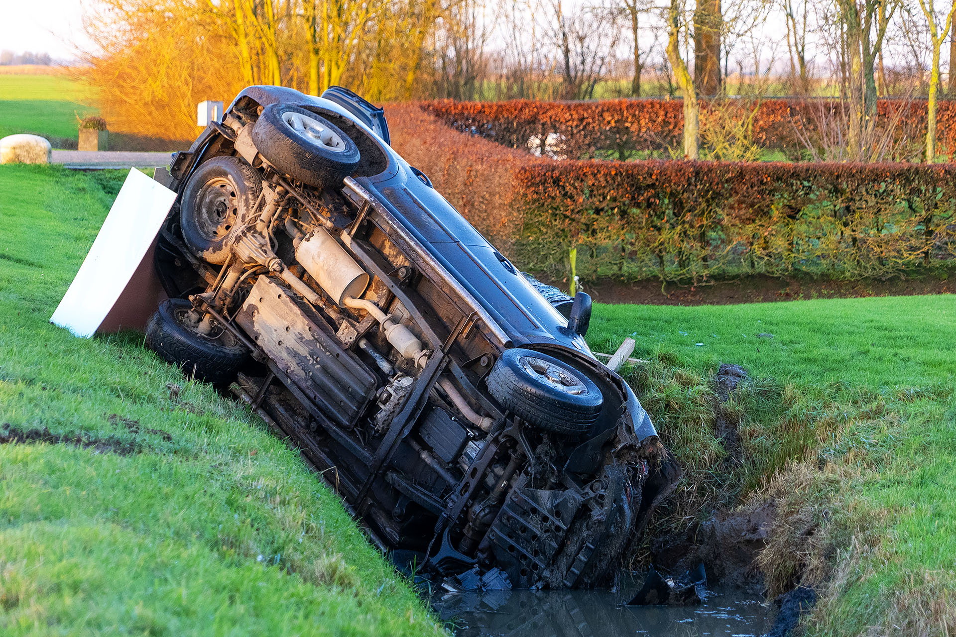 Auto raakt van de weg door gladheid, bestuurder en hond ongedeerd