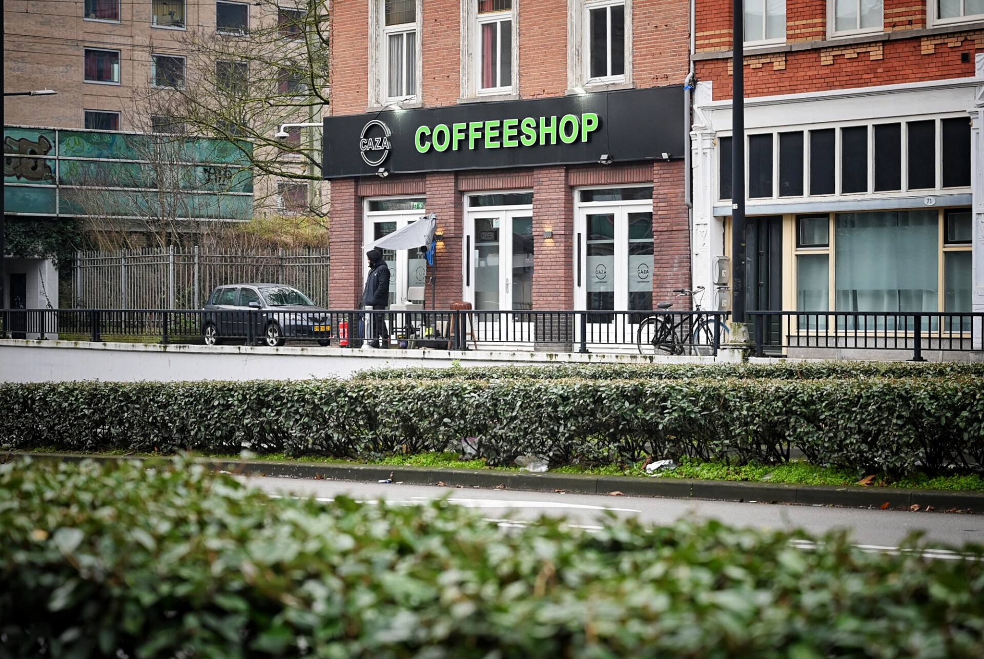 Explosief naar beveiligers coffeeshop gegooid