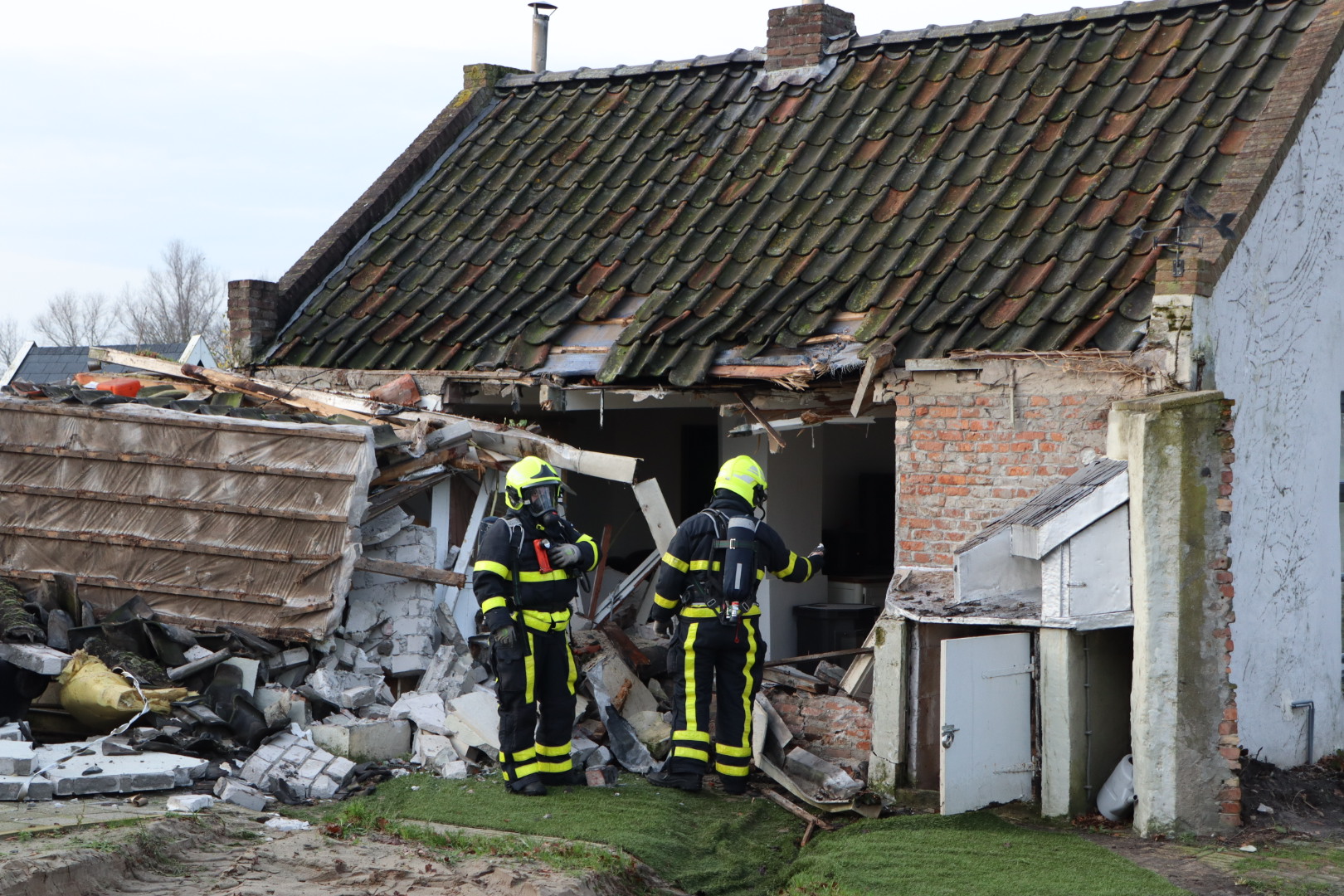 Tractor ramt woning, pand deels ingestort