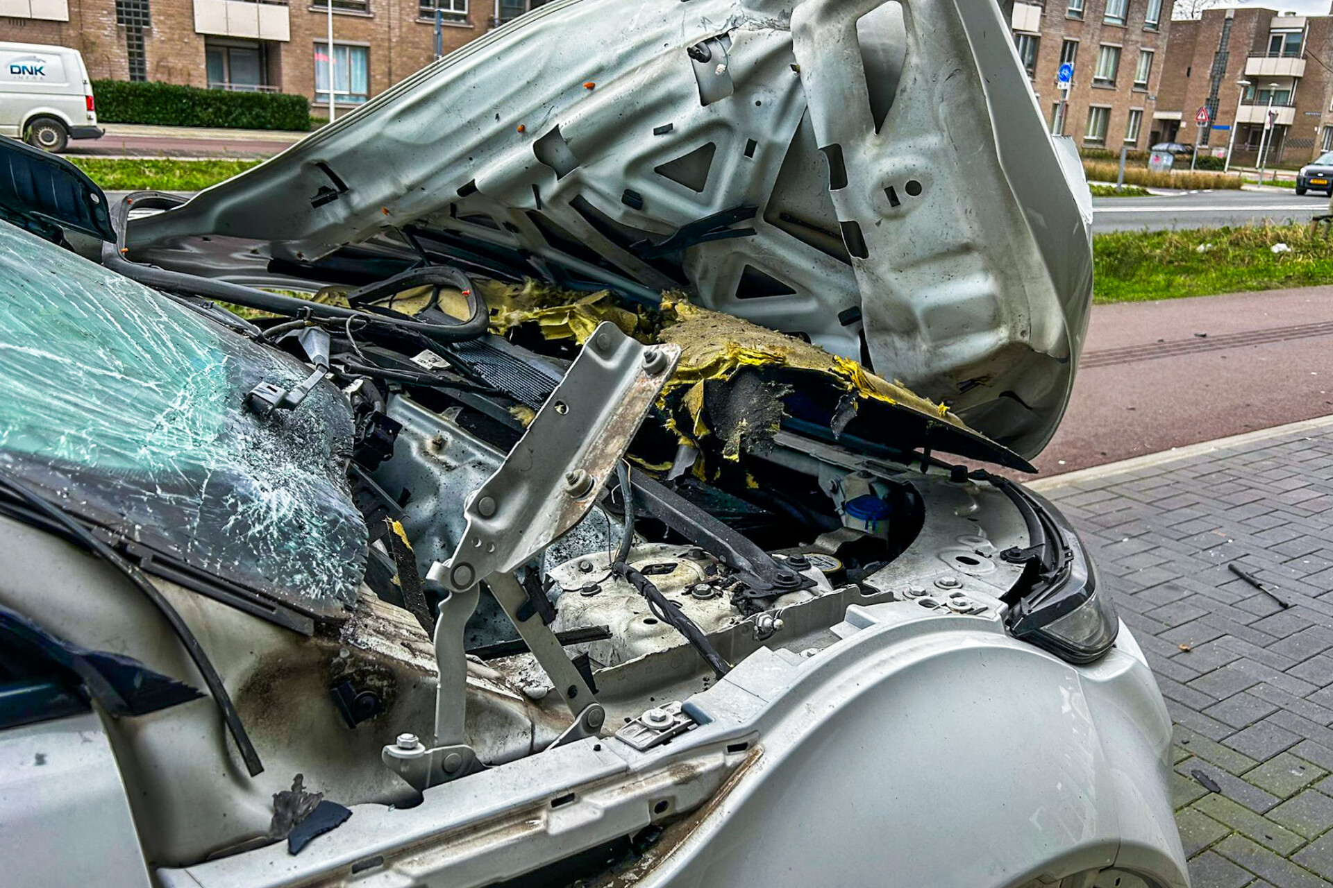 Auto ontploft, vermoedelijk door zwaar vuurwerk