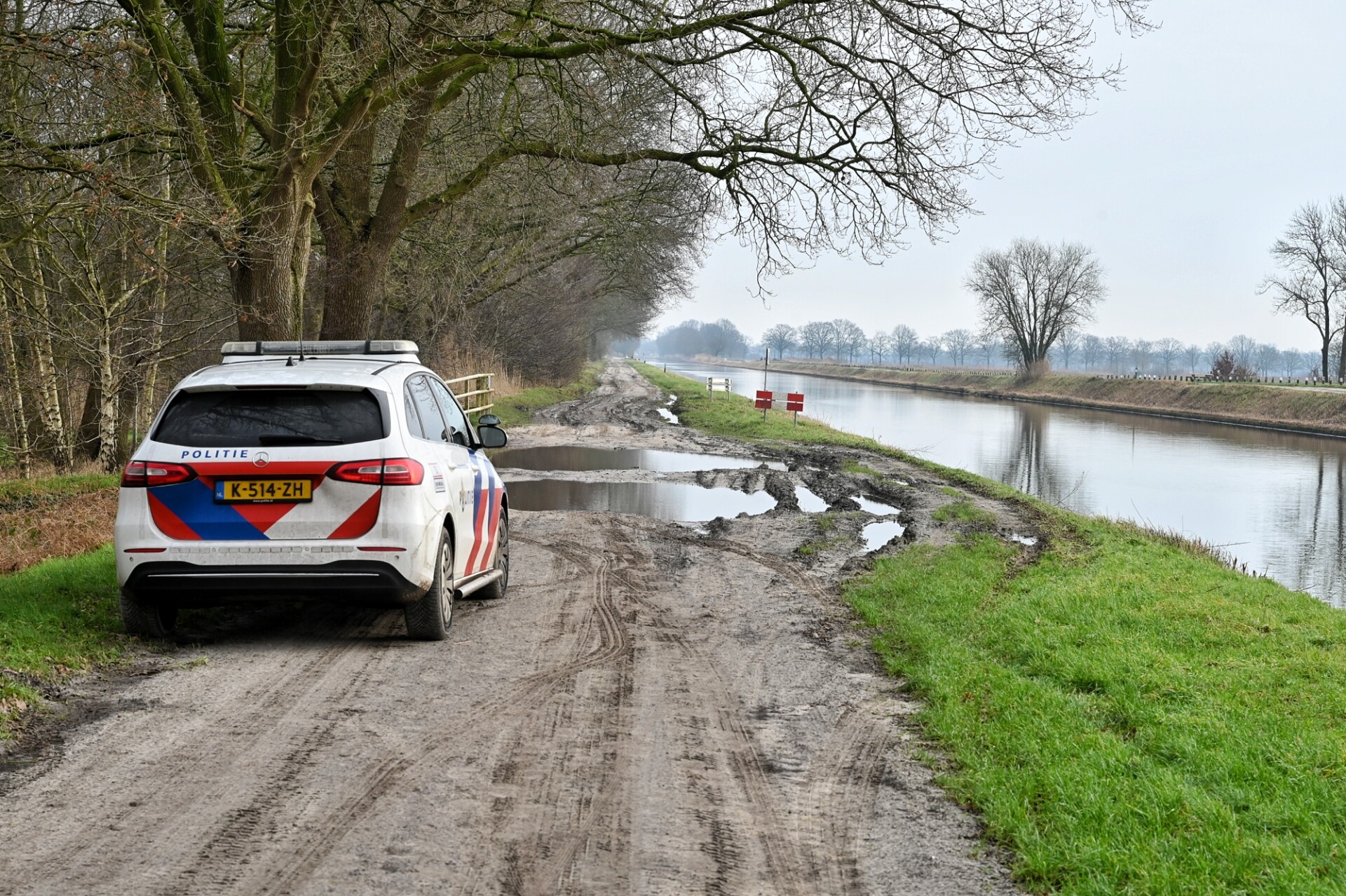 Man en vrouw belanden met terreinwagen in kanaal