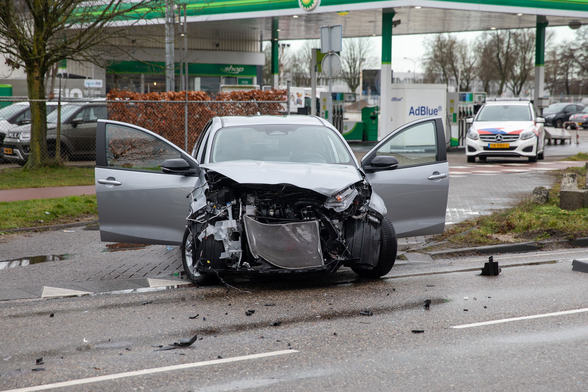 Weg afgesloten na aanrijding met undercover politieauto