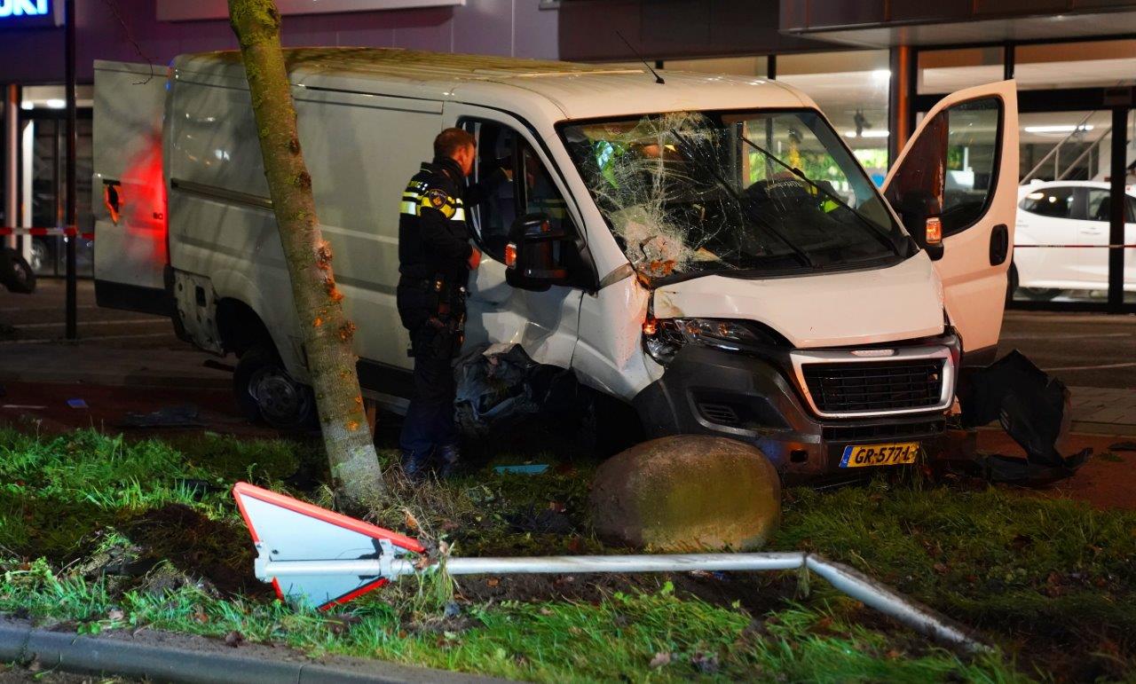 Inbrekers crashen met bestelbus na politieachtervolging: twee aanhoudingen