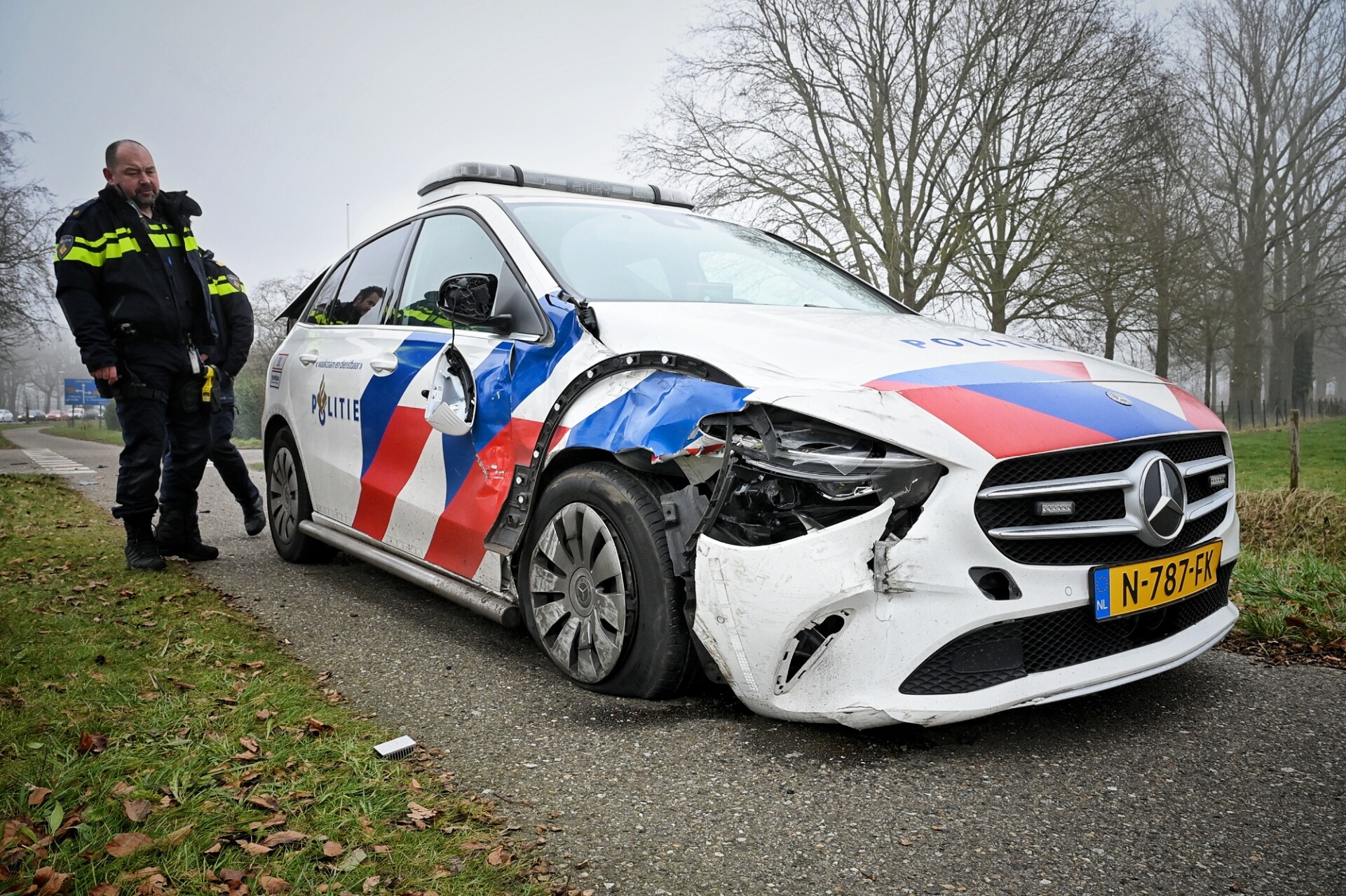 Politiewagen krijgt aanrijding tijdens spoedrit
