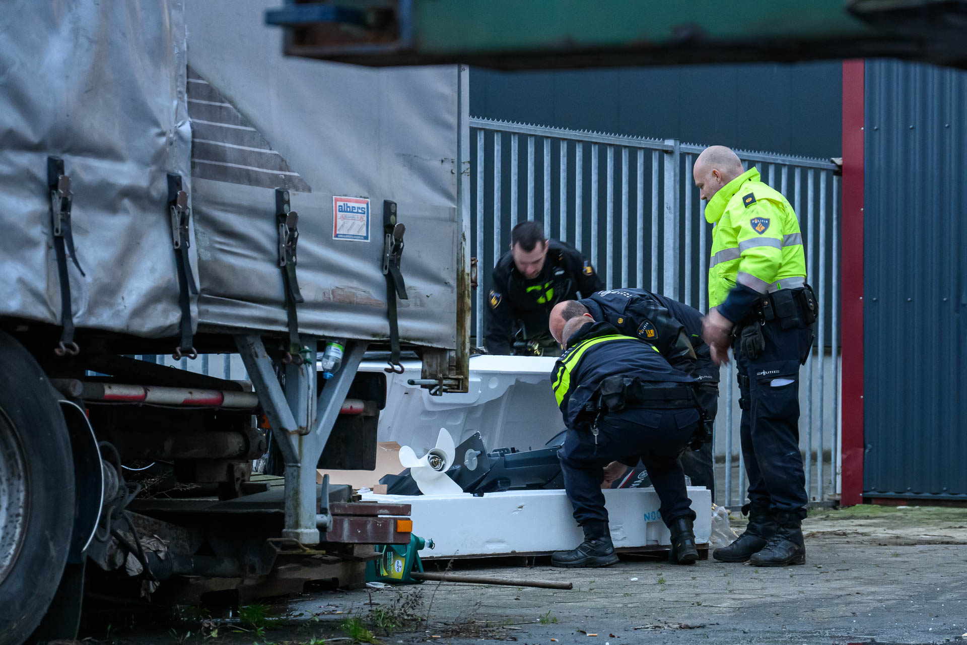 Politie vindt gestolen goederen bij inval kantoorpand, verdachte aangehouden