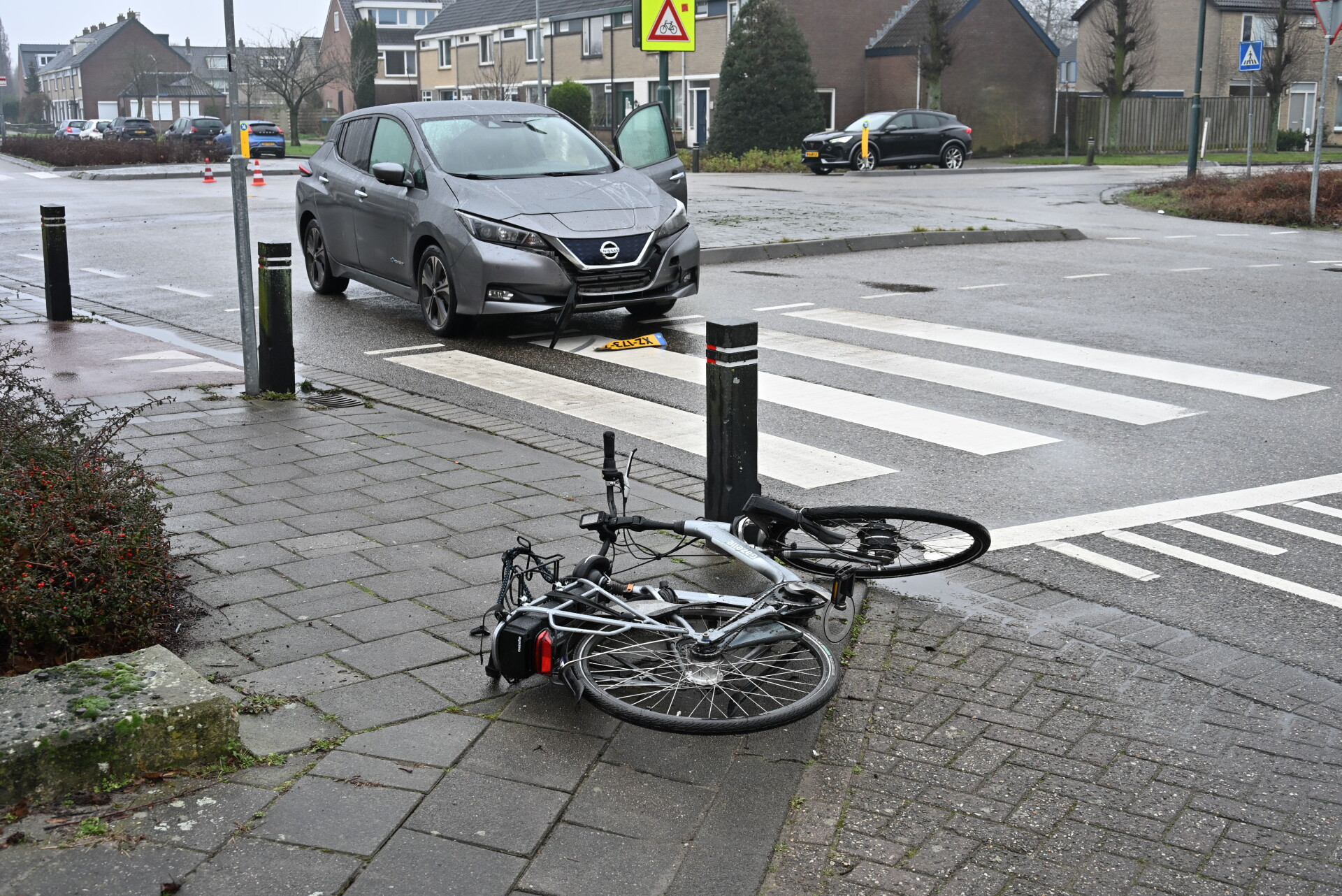 Twee fietsers aangereden door auto, één persoon ernstig gewond