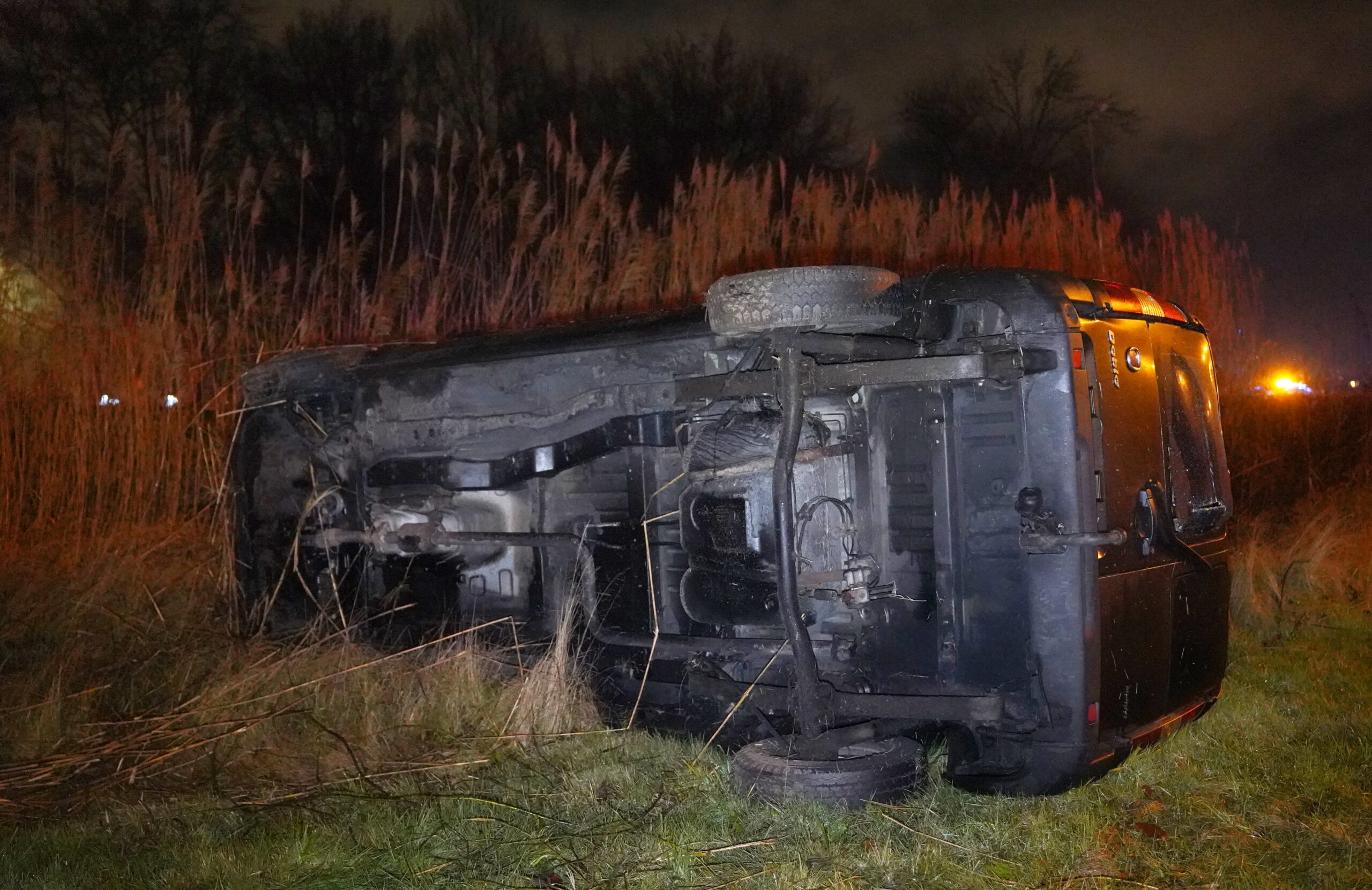 Bestelbus raakt van de weg en belandt op z’n kant