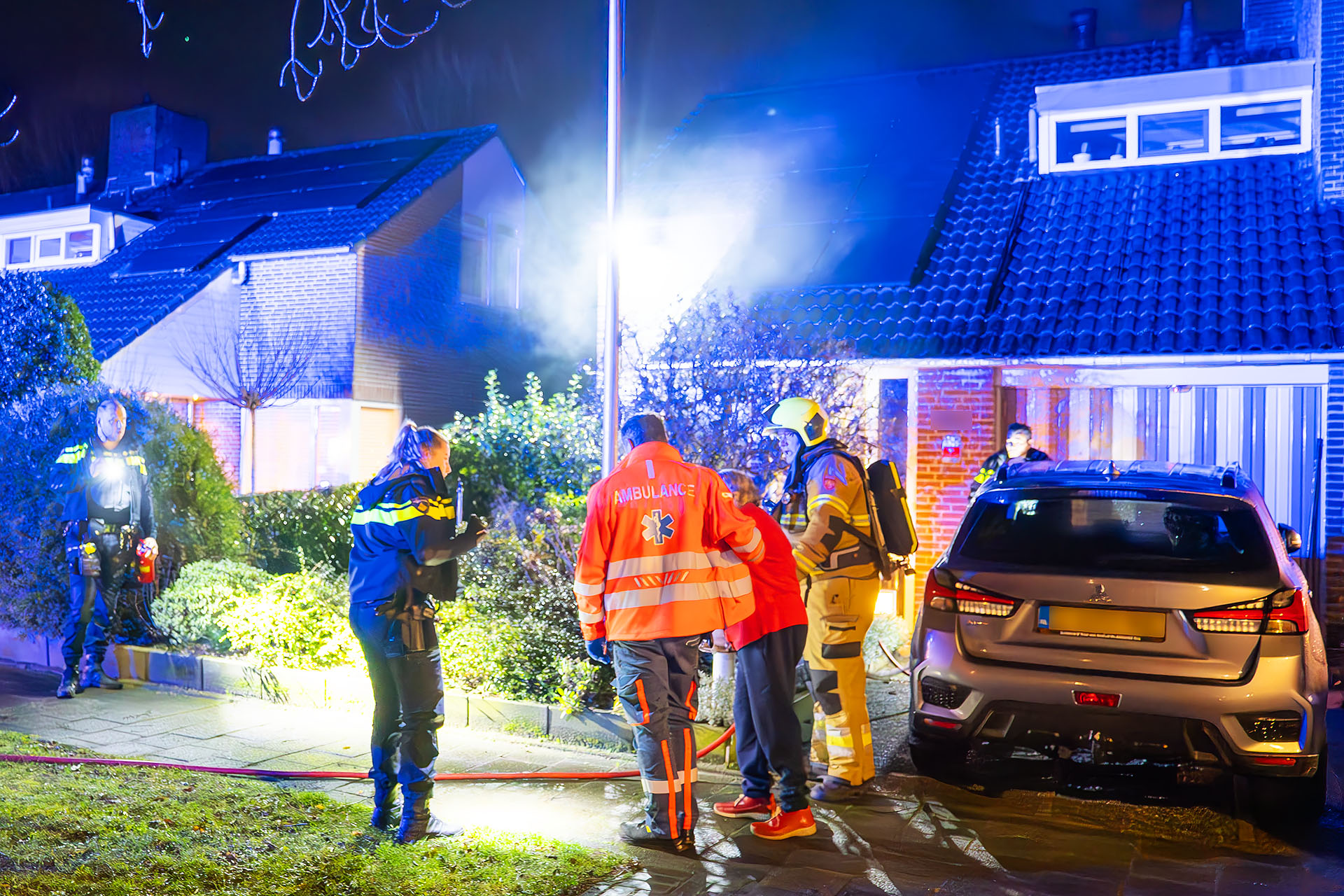 Hulpdiensten redden ouder echtpaar uit brandende woning, beiden gewond naar ziekenhuis