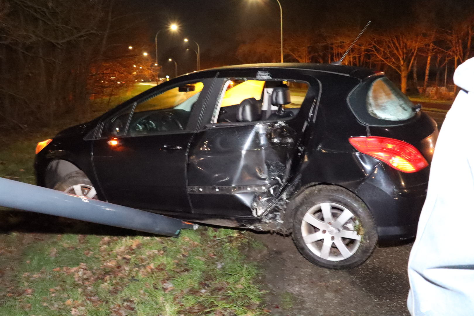 Automobilist botst met geleende auto tegen lantaarnpaal