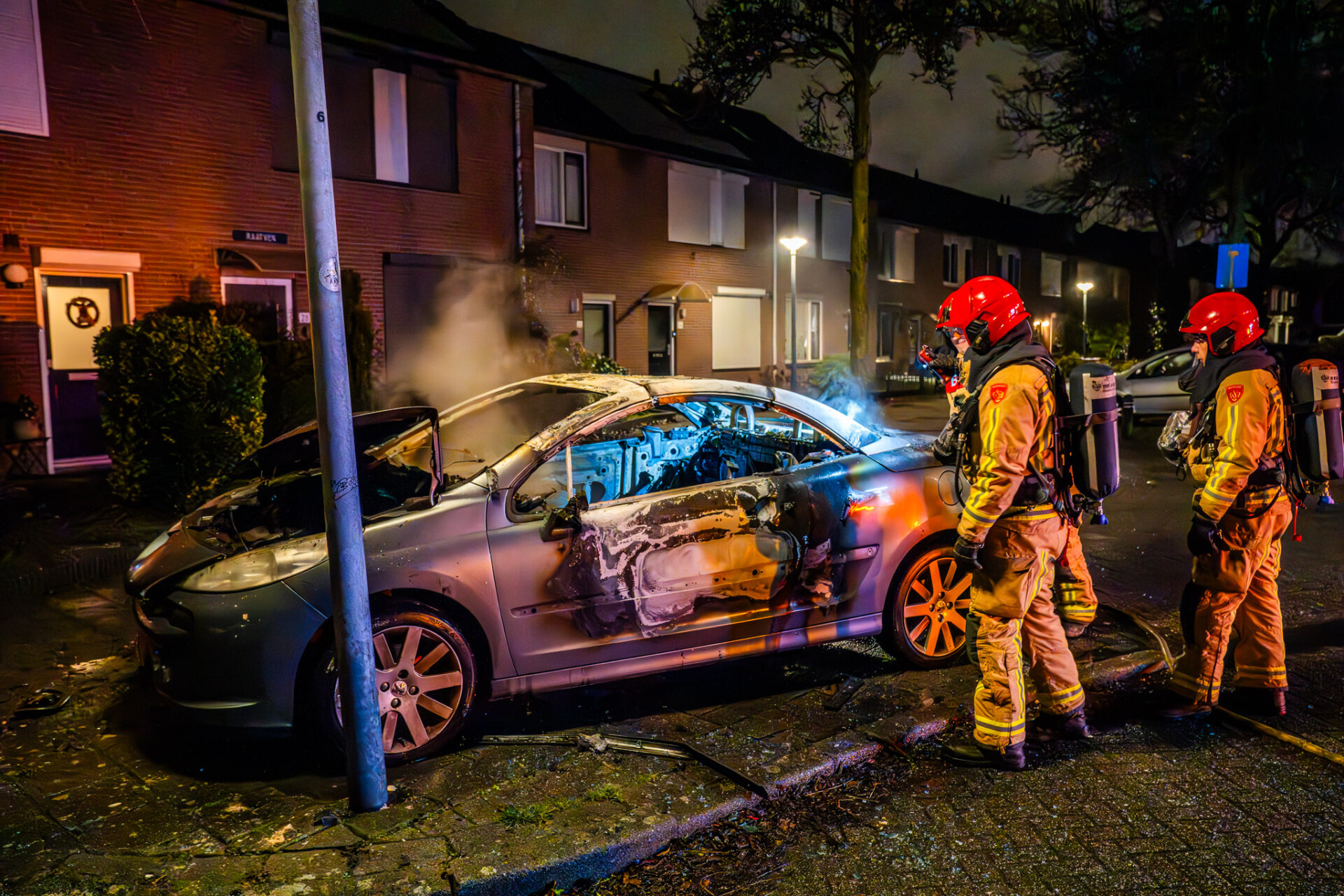 Geparkeerde auto in brand, mogelijk door vuurwerk