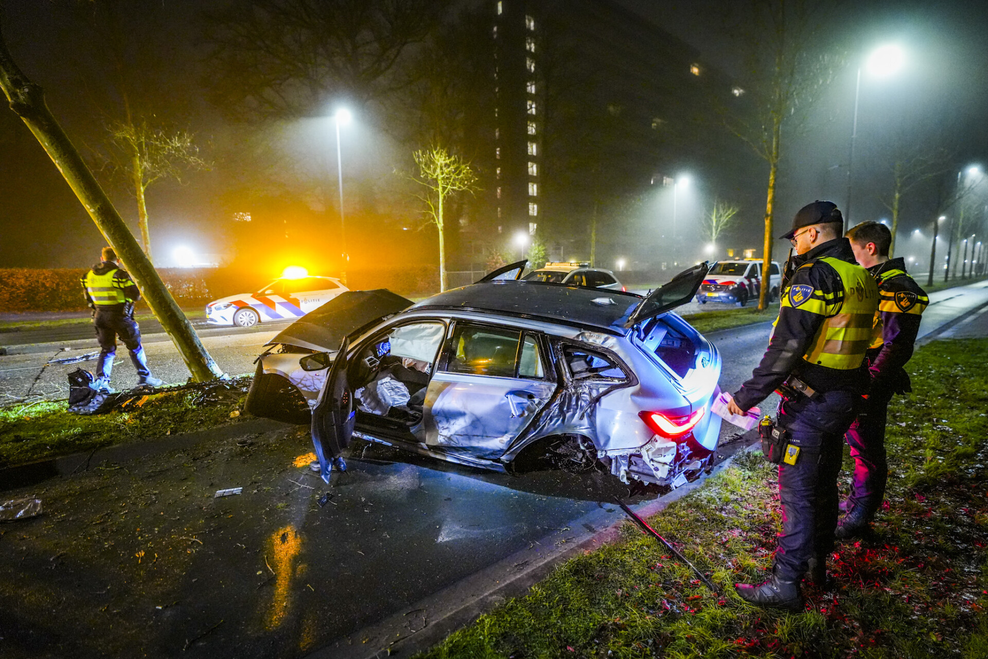Duitse huurauto crasht na politieachtervolging, bestuurder bekneld