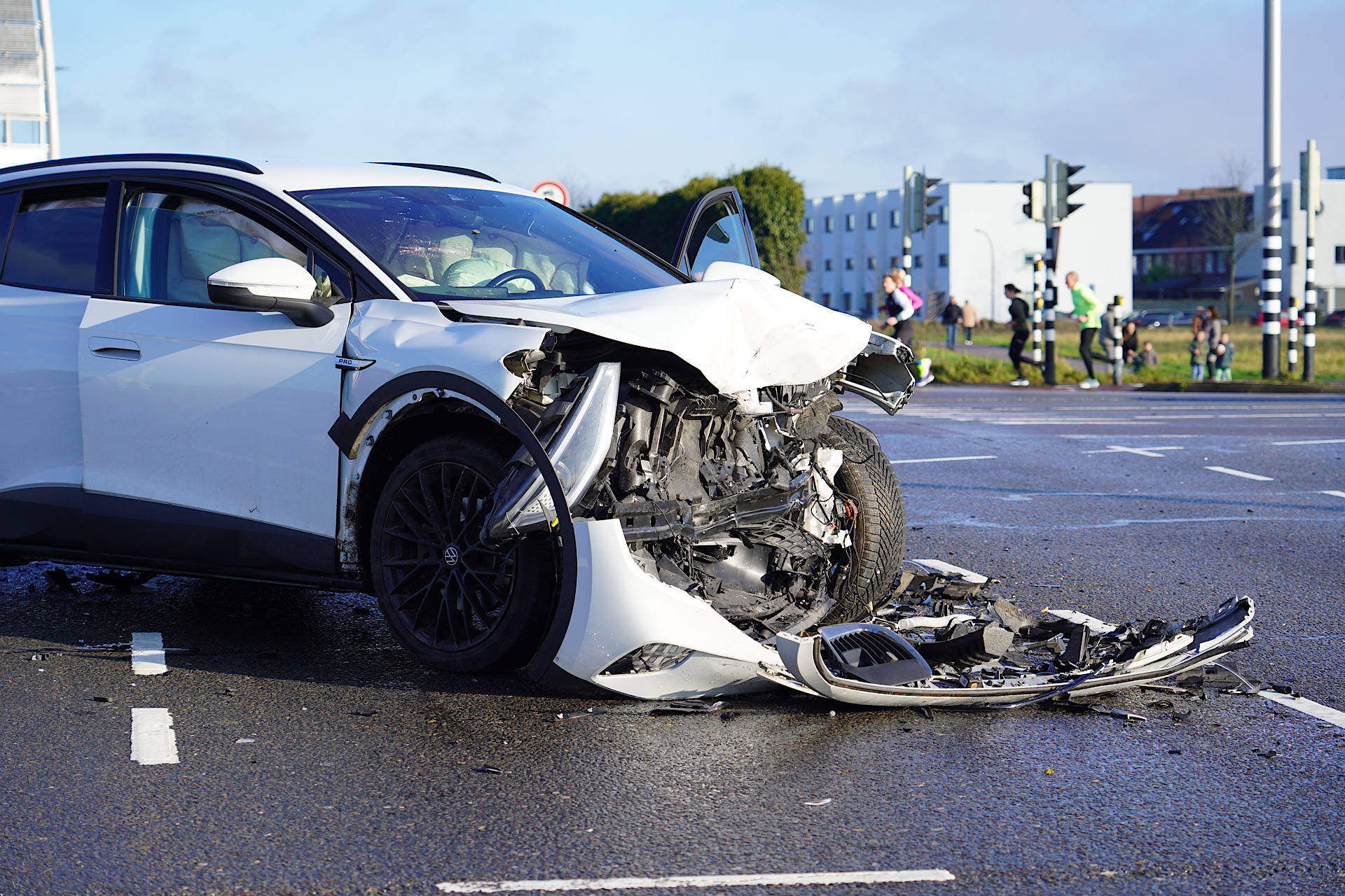 Forse schade na ongeval op kruising, inzittenden in ambulance nagekeken