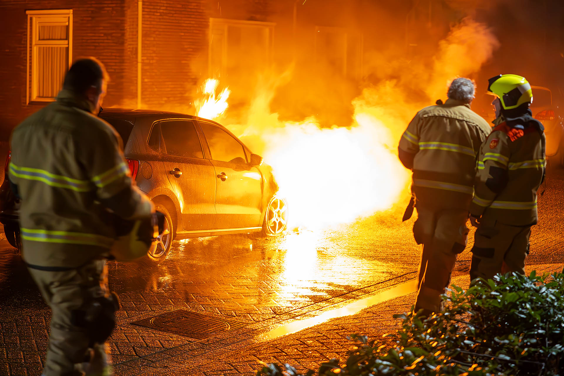 Geparkeerde auto in brand na harde knallen, politie onderzoekt oorzaak