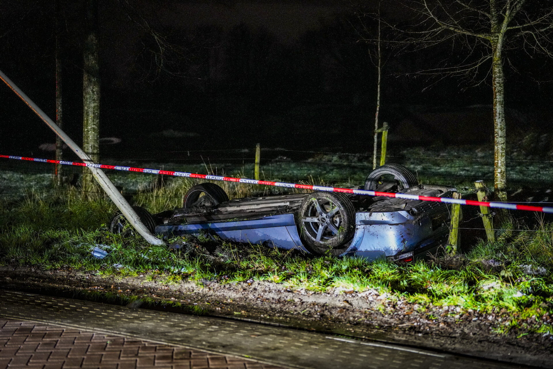 Auto op z’n kop in sloot door gladheid
