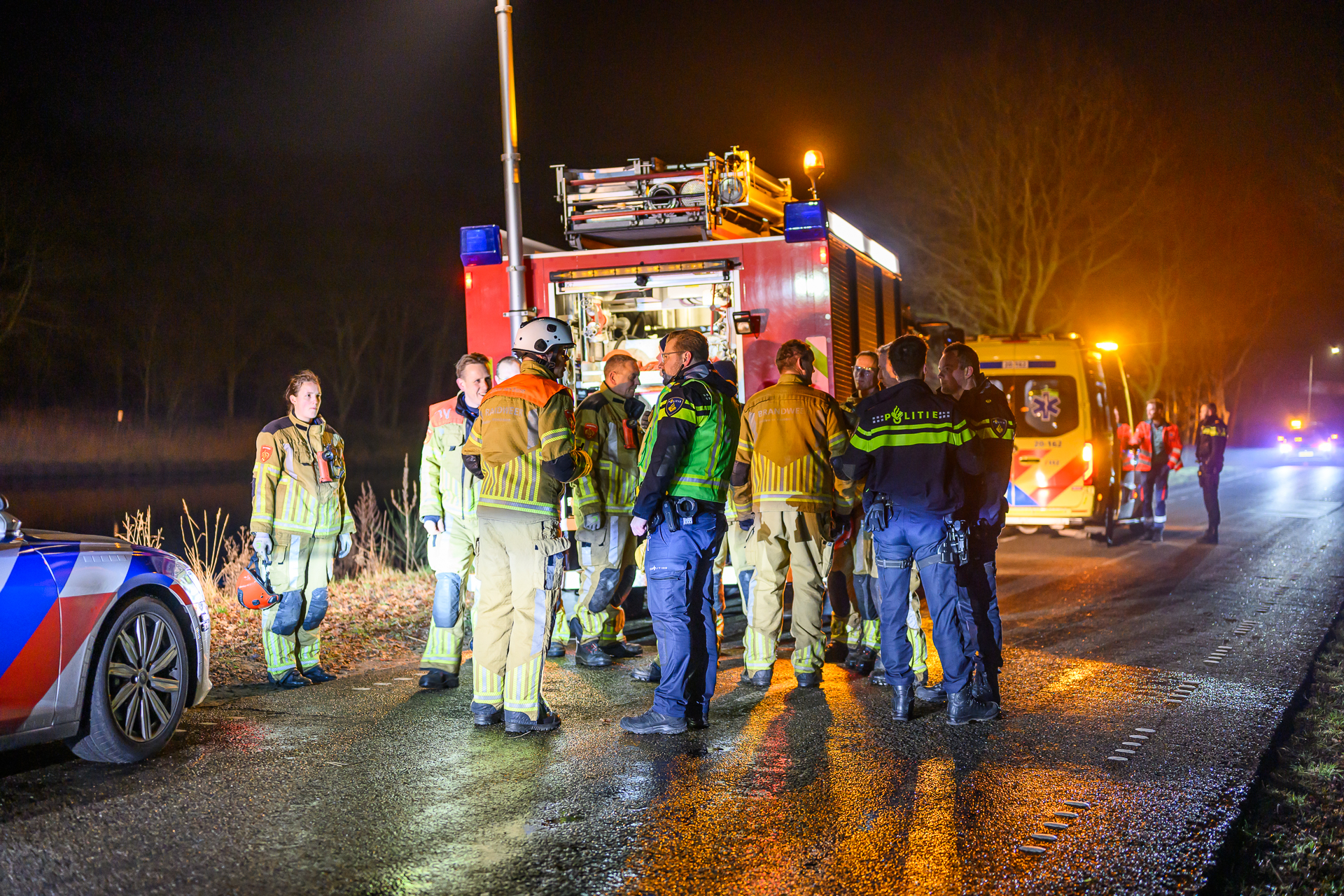 Auto raakt te water, bestuurder weet via kofferbak te ontsnappen