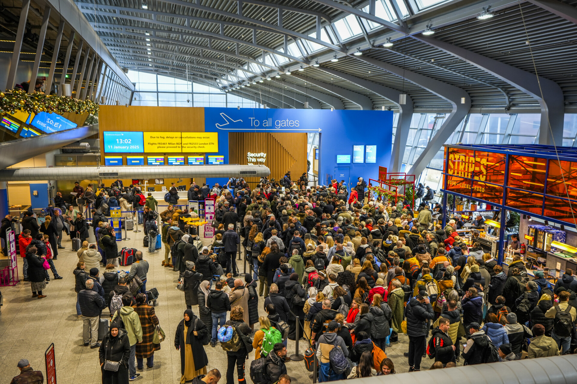 Vluchten vertraagd en geannuleerd op Eindhoven Airport door mist