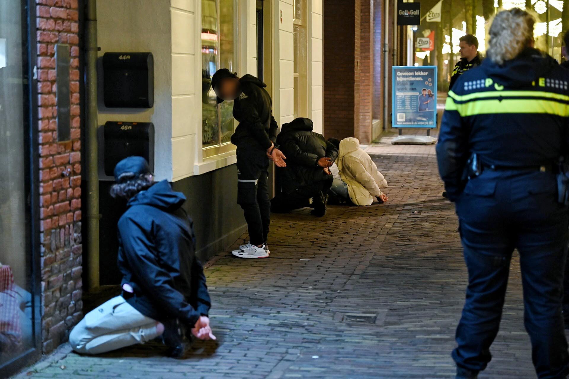 Vijf jonge AZC bewoners door politie aangehouden na diefstal