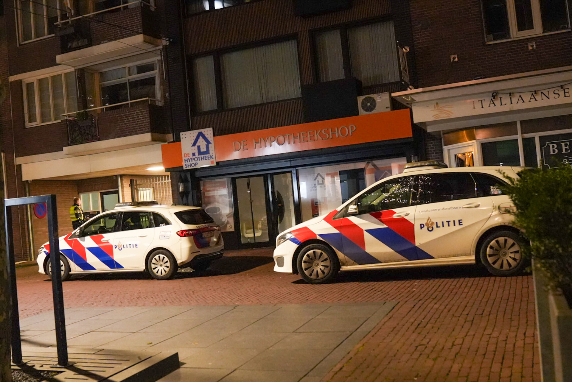 Gat in voordeur geblazen door explosie bij appartement