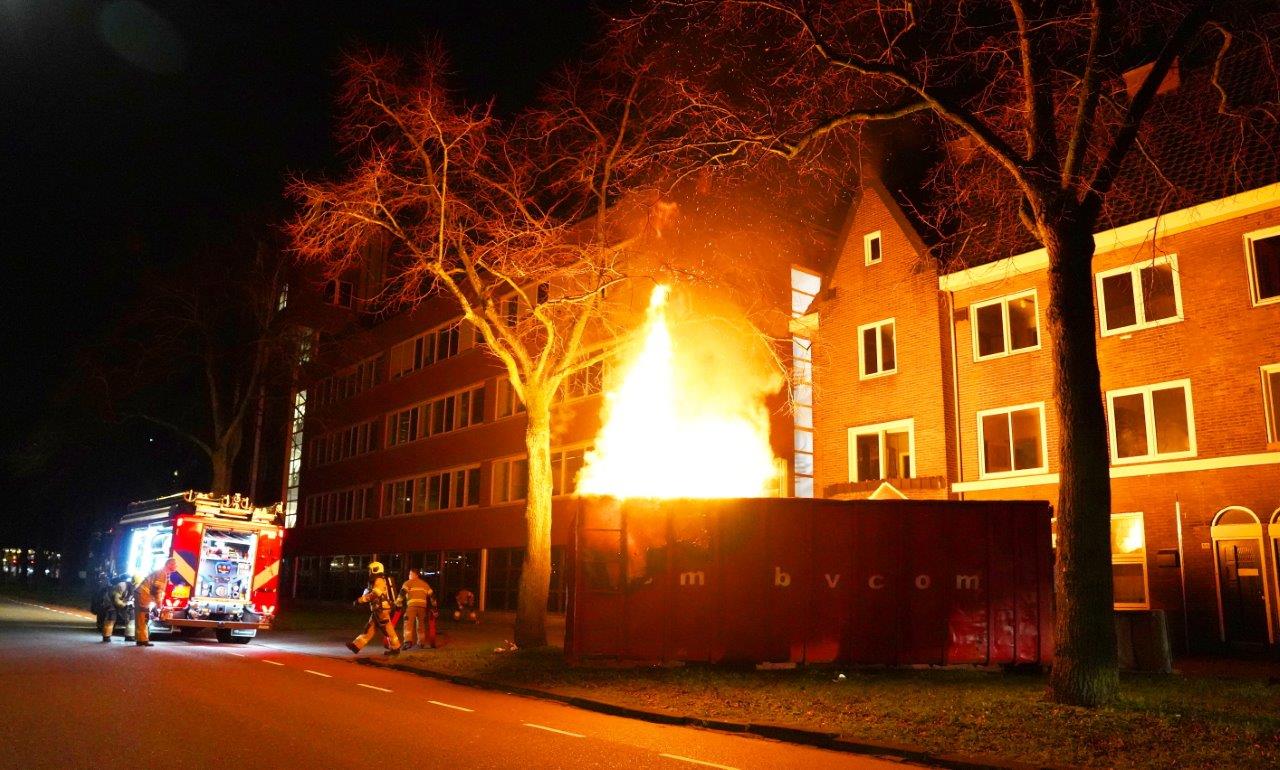 Metershoge vlammen bij containerbrand