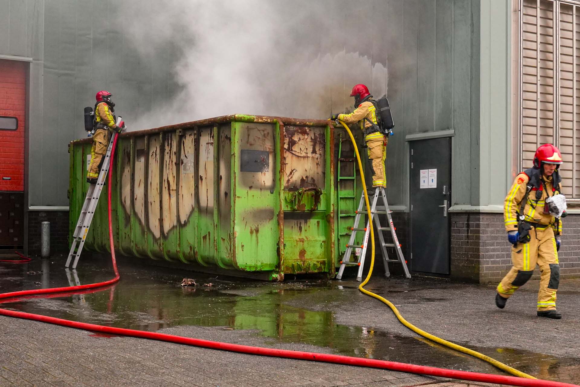 Containerbrand zorgt voor schade aan gebouw