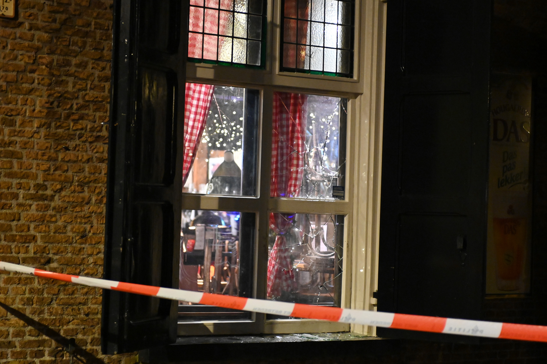 Ramen ingegooid bij Café Boerke Verschuren