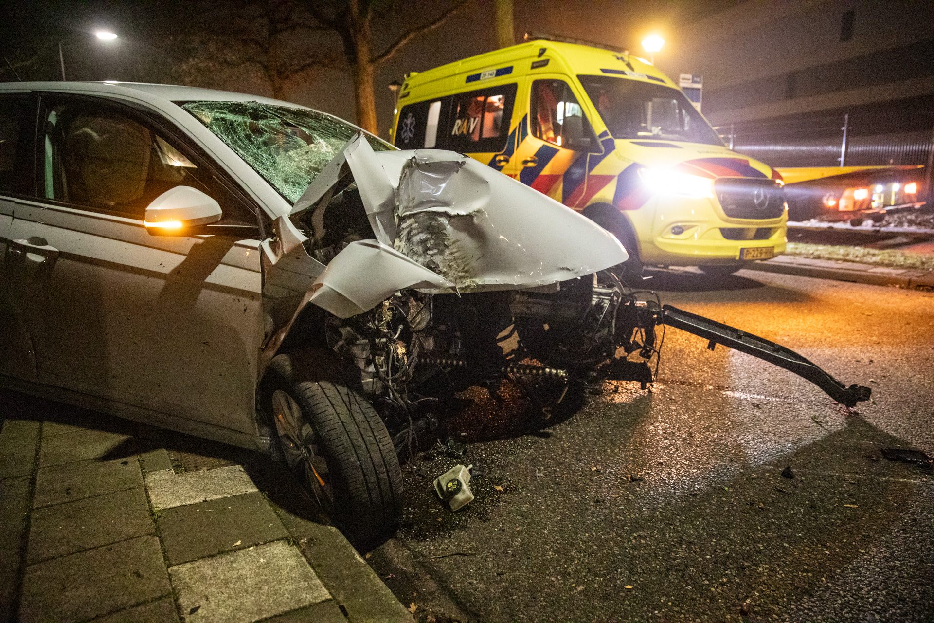 Drie gewonden na botsing tegen boom