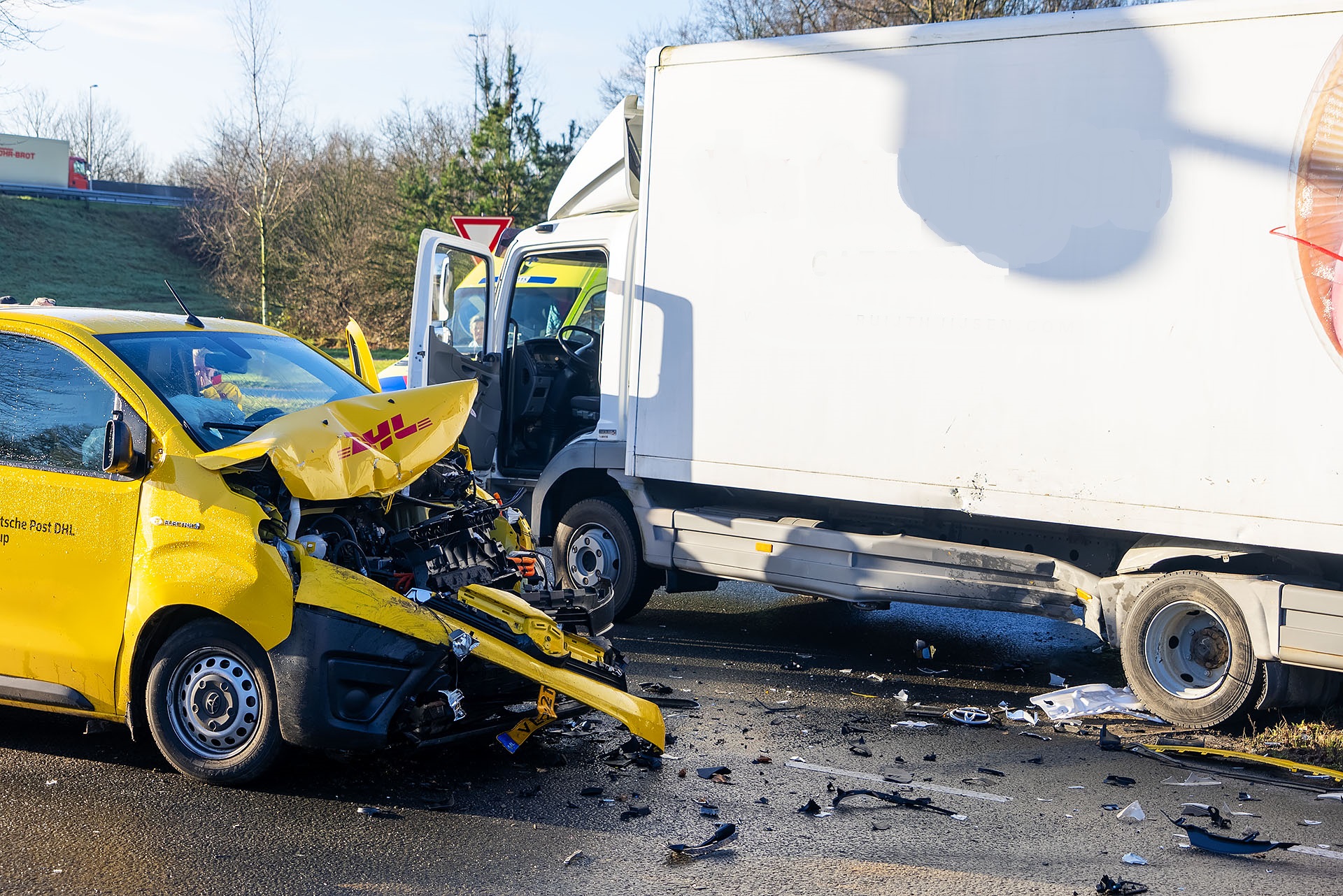 Pakketbezorger rijdt door rood en botst tegen vrachtwagen