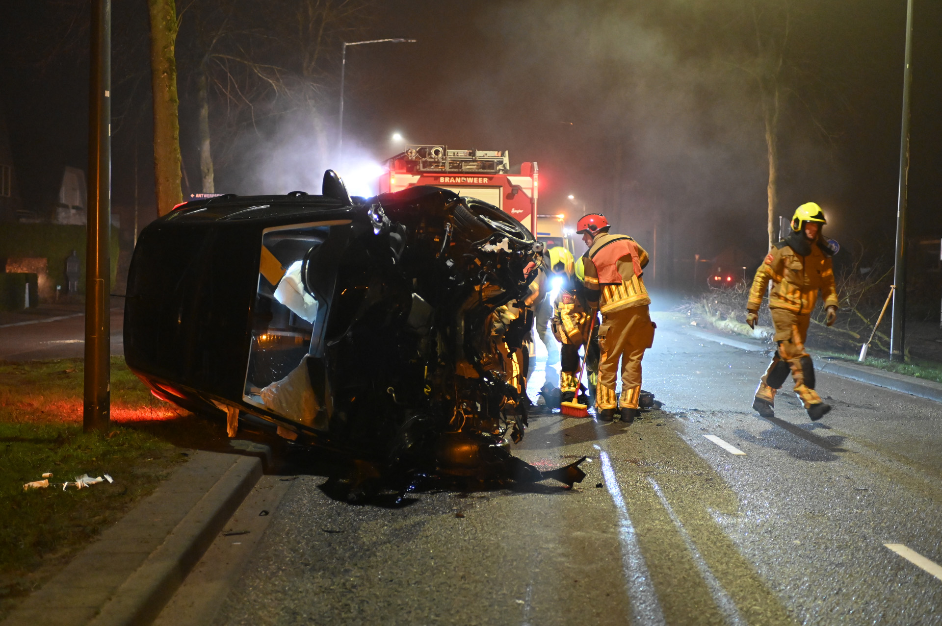 Dronken automobilist ramt paal en rijdt boom omver