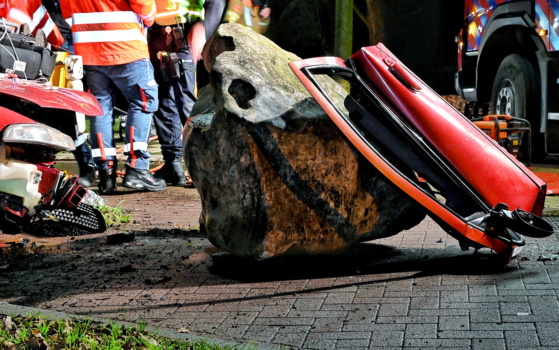Automobilist (23) overleden na botsing tegen zwerfkei
