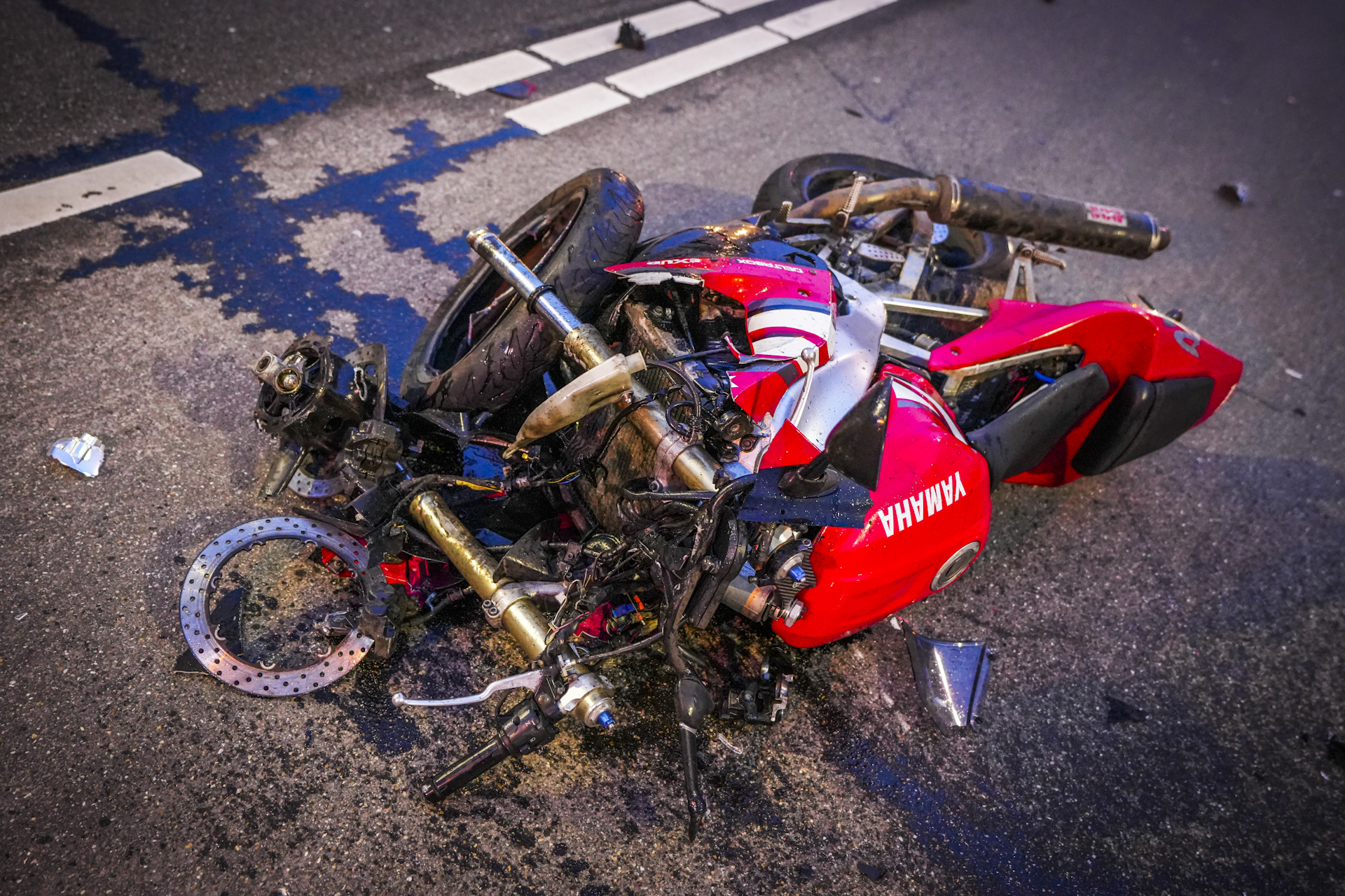 Motorrijder klapt tegen afslaande auto en raakt gewond