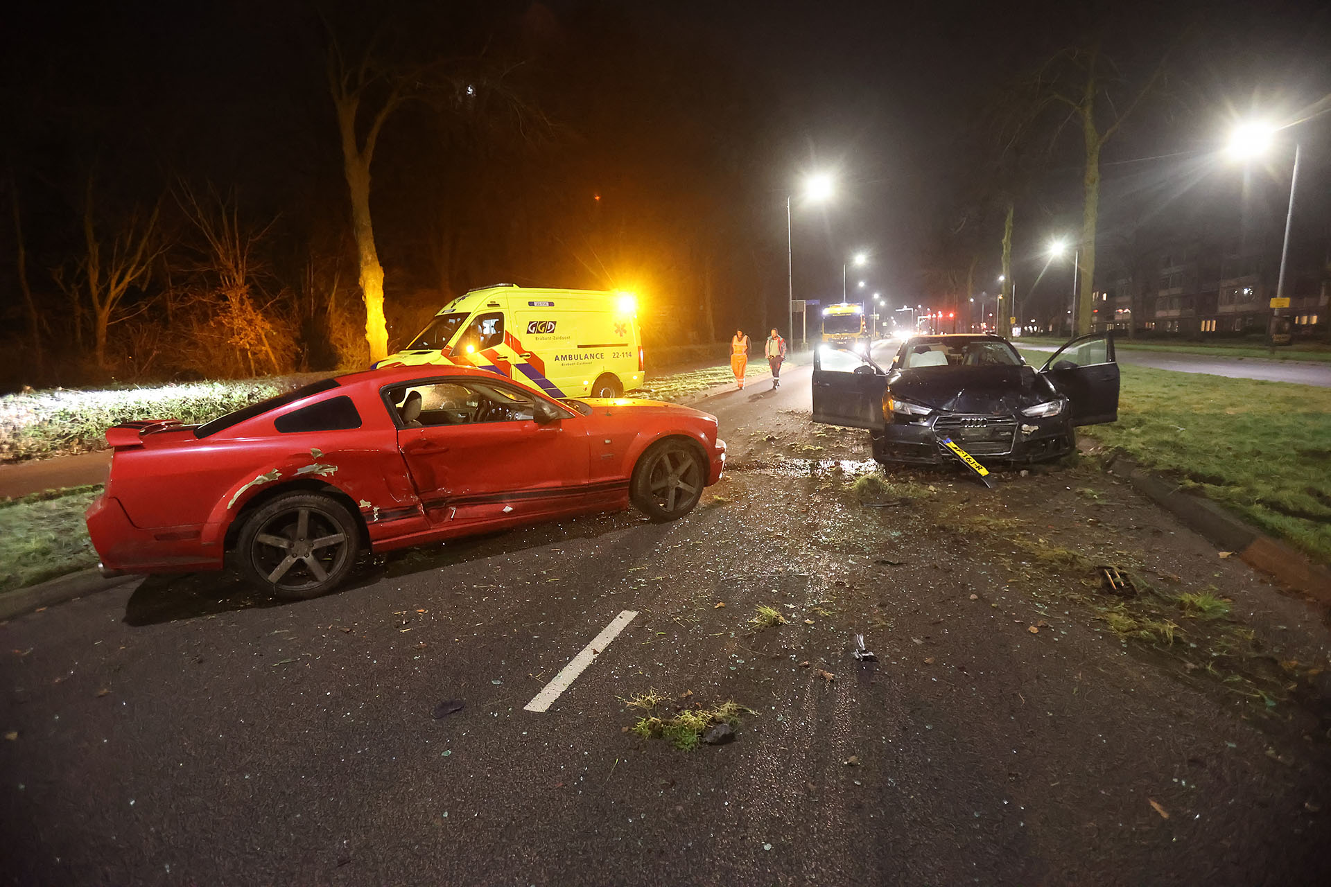 Twee auto’s botsen op elkaar, ambulance komt vast te zitten in de berm