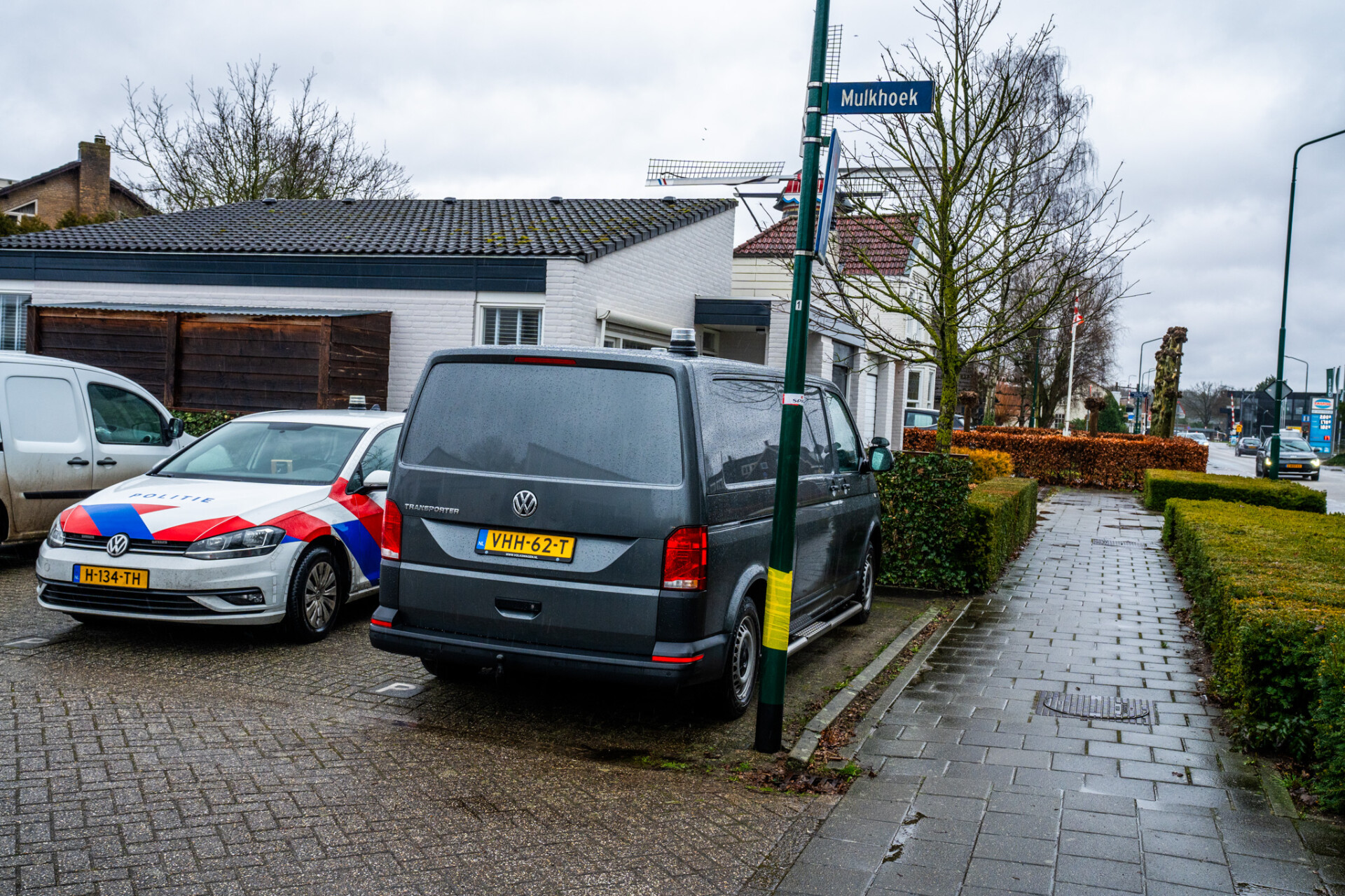 Zwaargewonde man aangetroffen, politie doet onderzoek