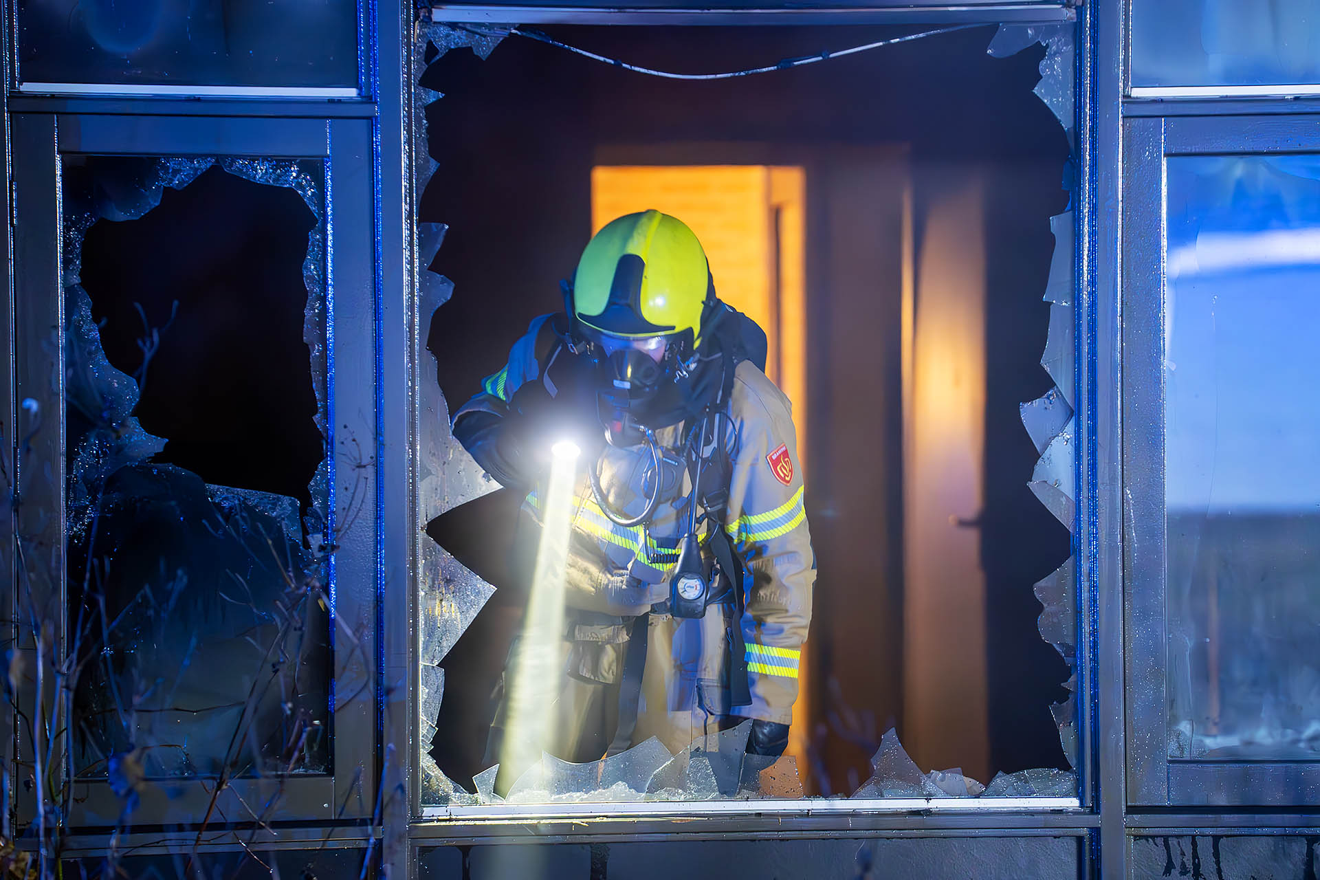 Brand in flat: een appartement verwoest, meerdere woningen ontruimd