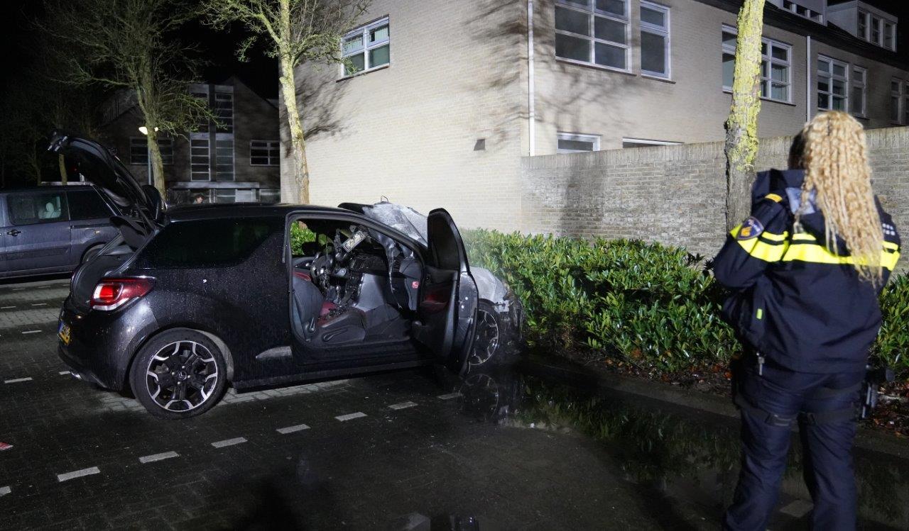 Auto gaat in vlammen op, politie vermoedt brandstichting