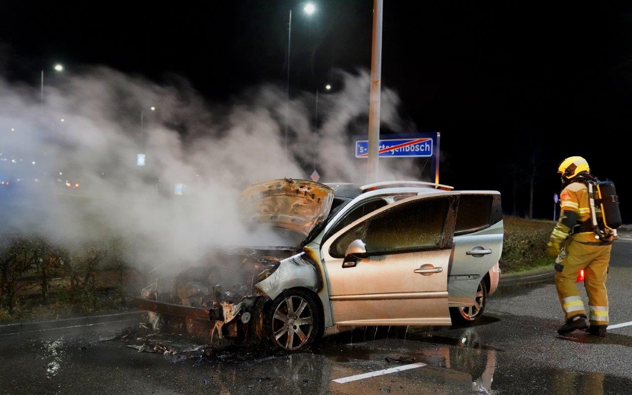Auto vliegt tijdens rijden in brand, eigenaar kan spullen nog redden