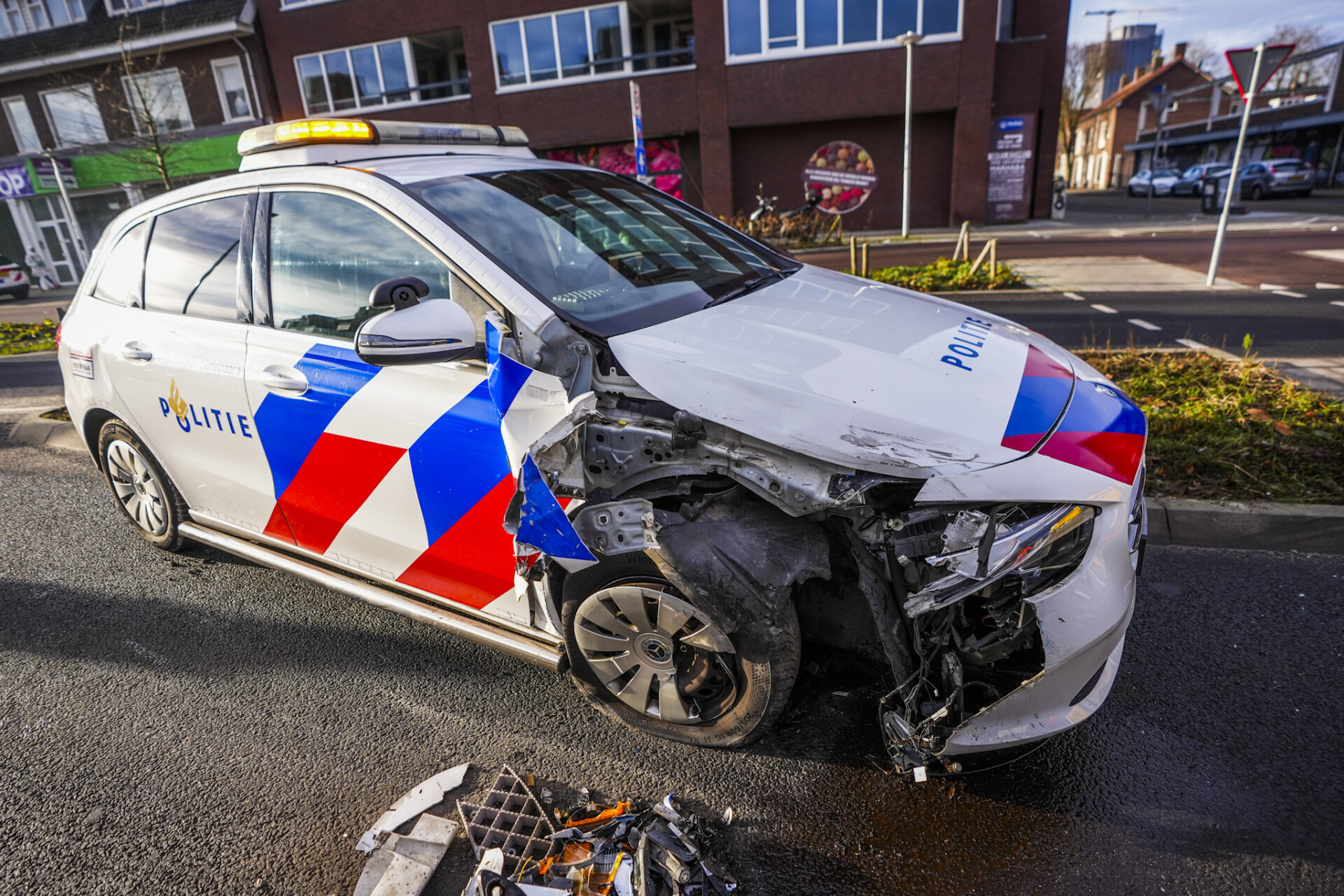 Vrachtwagenchauffeur ramt politieauto, mogelijk door laagstaande zon