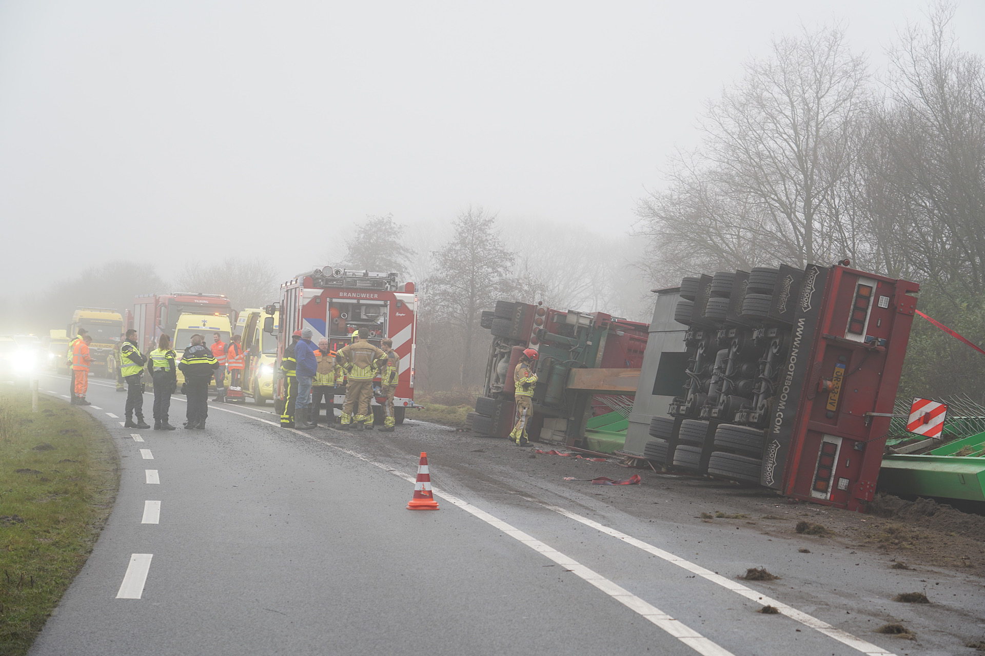 Chauffeur zwaargewond door kantelen vrachtwagen