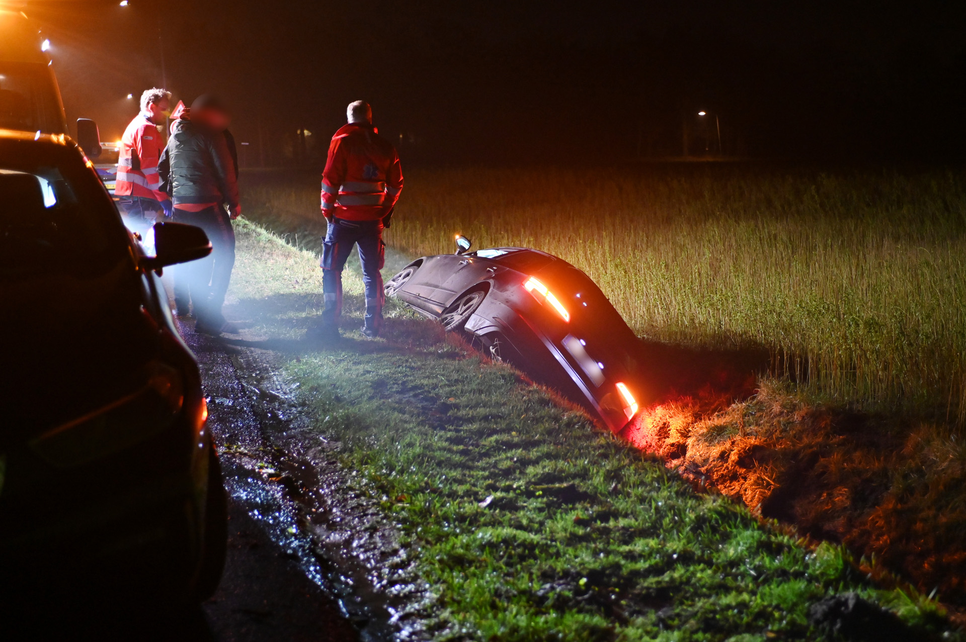 Auto ramt lantaarnpaal en eindigt in sloot