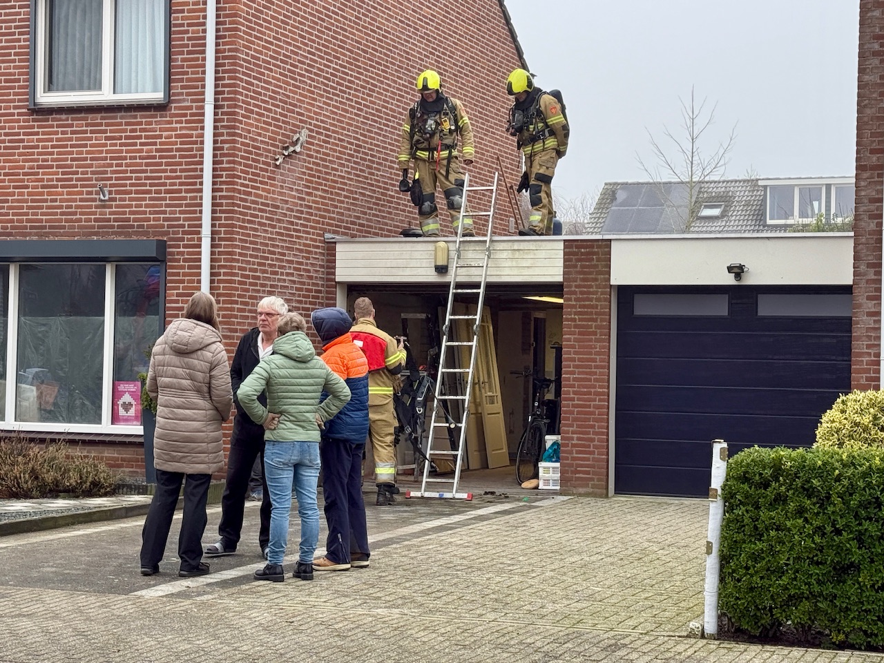 Dak vliegt in brand tijdens werkzaamheden