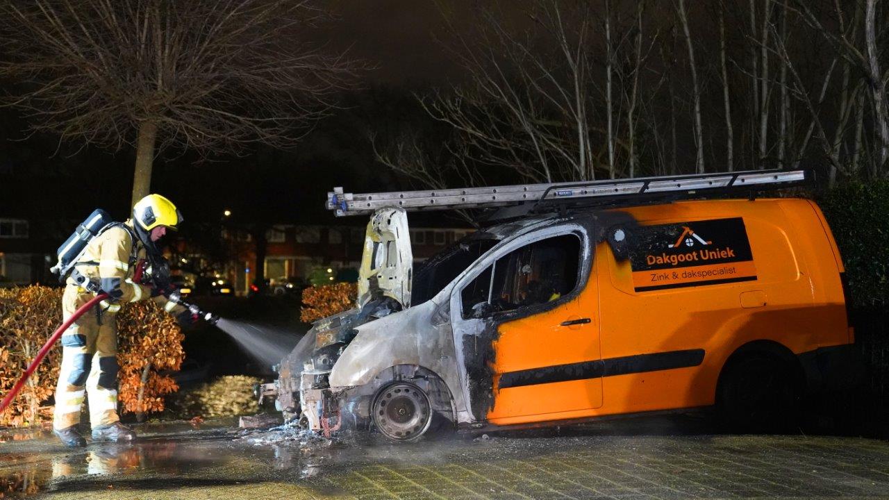 Ook in nieuwjaarsnacht bestelbus van dakdekker uitgebrand