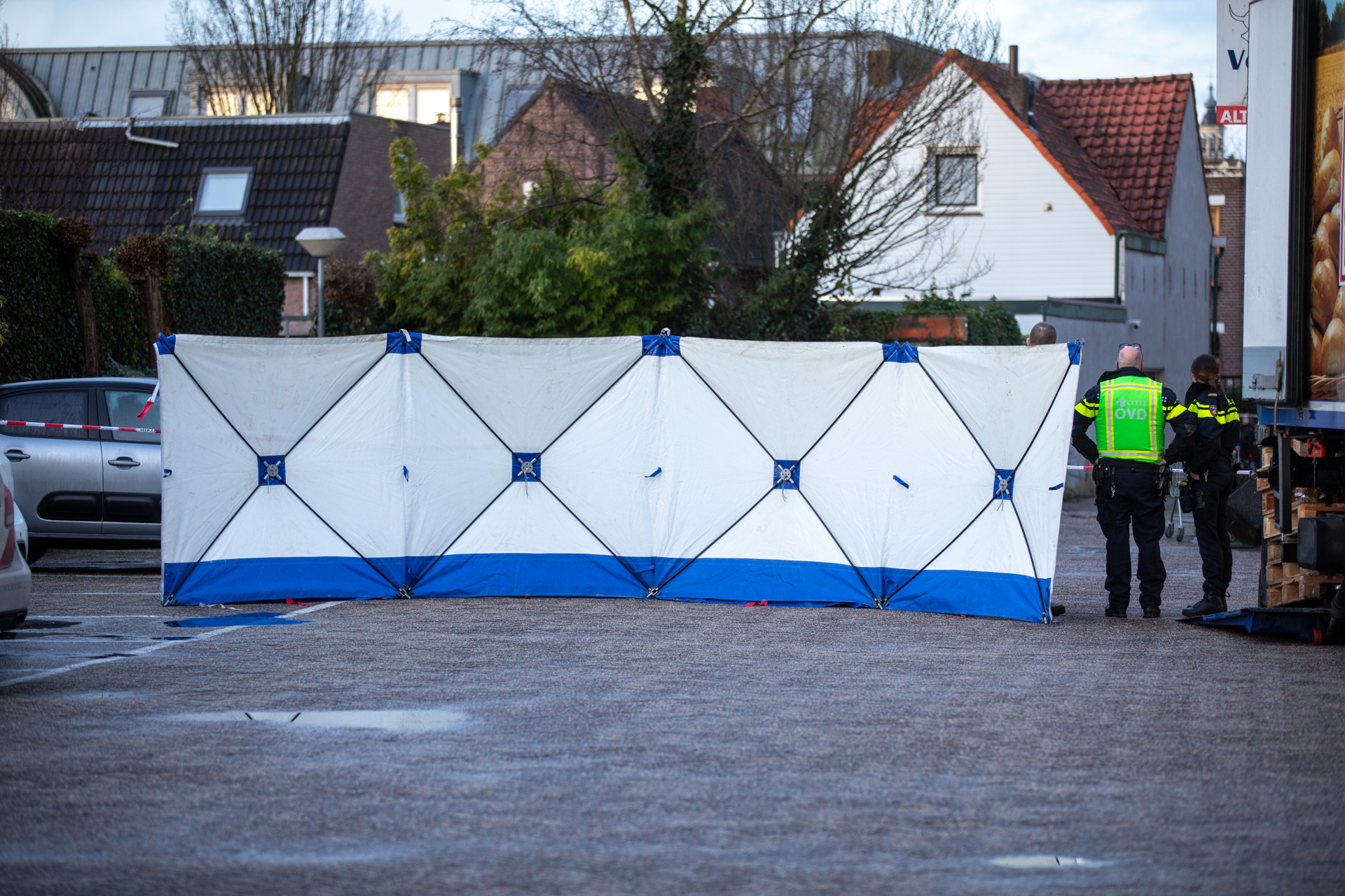 Vrachtwagenchauffeur treft dode man aan voor deur van dierenwinkel
