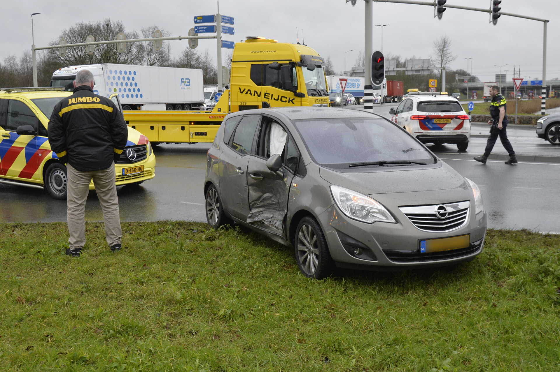 Verkeersopstopping door ongeval op kruising