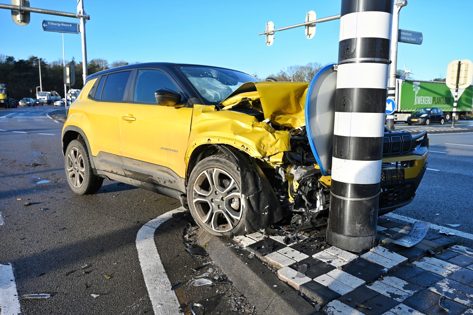 Veel schade na ongeval tussen auto en bestelbus, bestuurder met politie mee