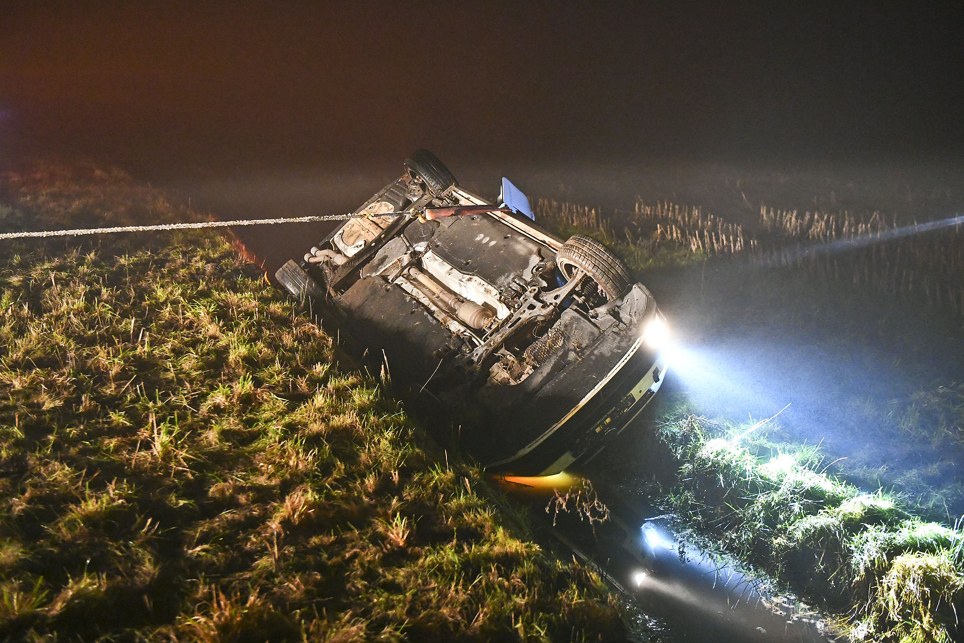 Auto in sloot gevonden, bestuurder spoorloos