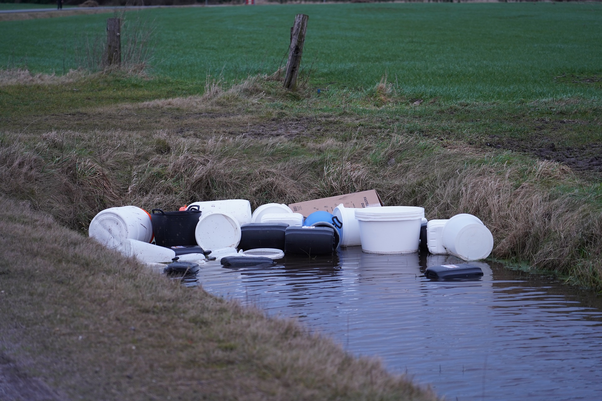 Grote dumping in buitengebied, vermoedelijk drugsafval
