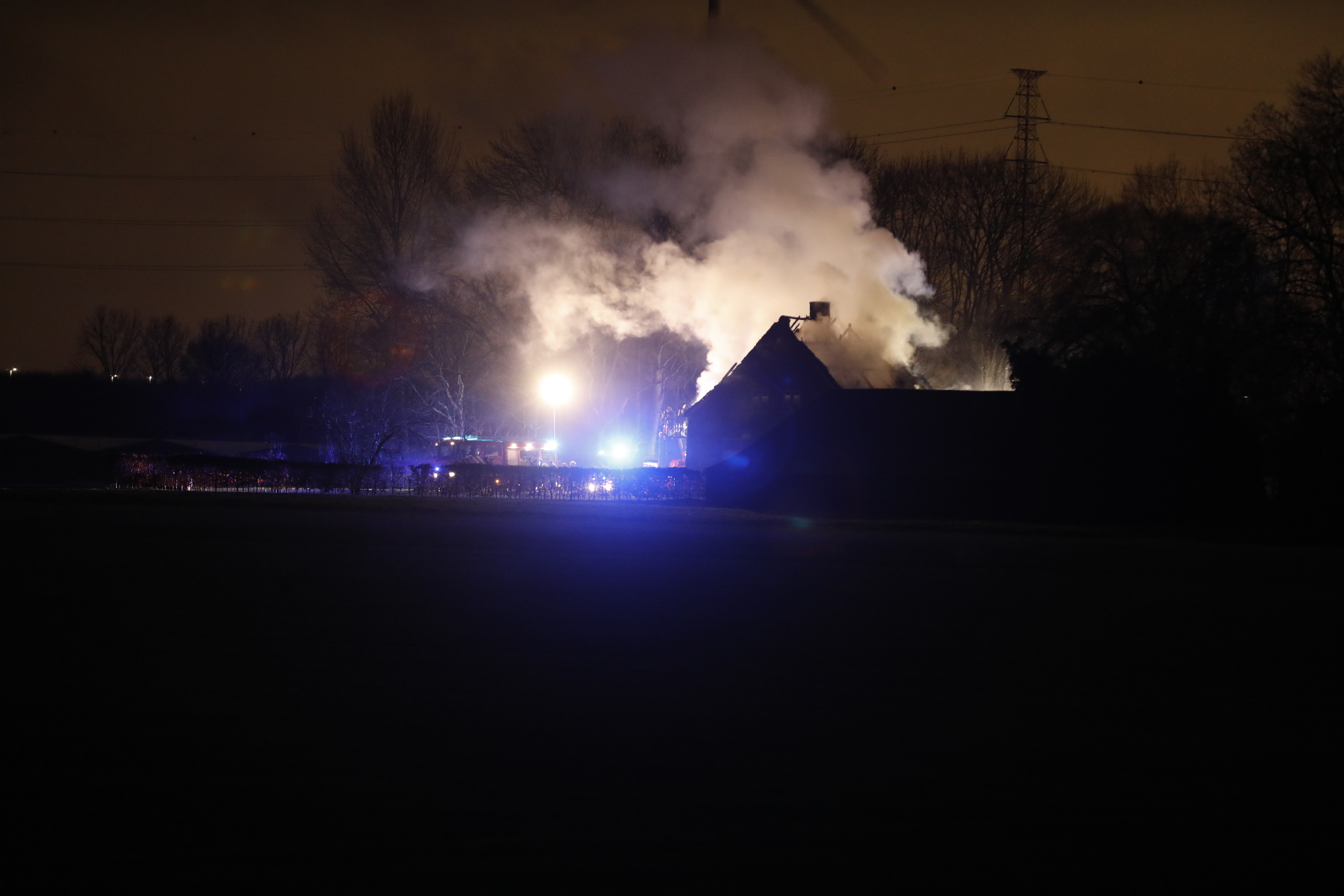 Uitslaande brand op bovenverdieping van woning