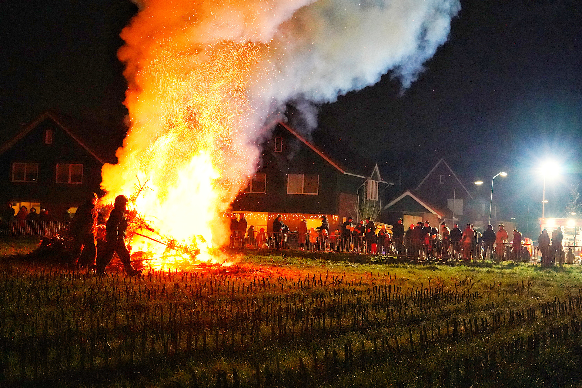 Kerstboomverbranding in Dorst weer groot succes